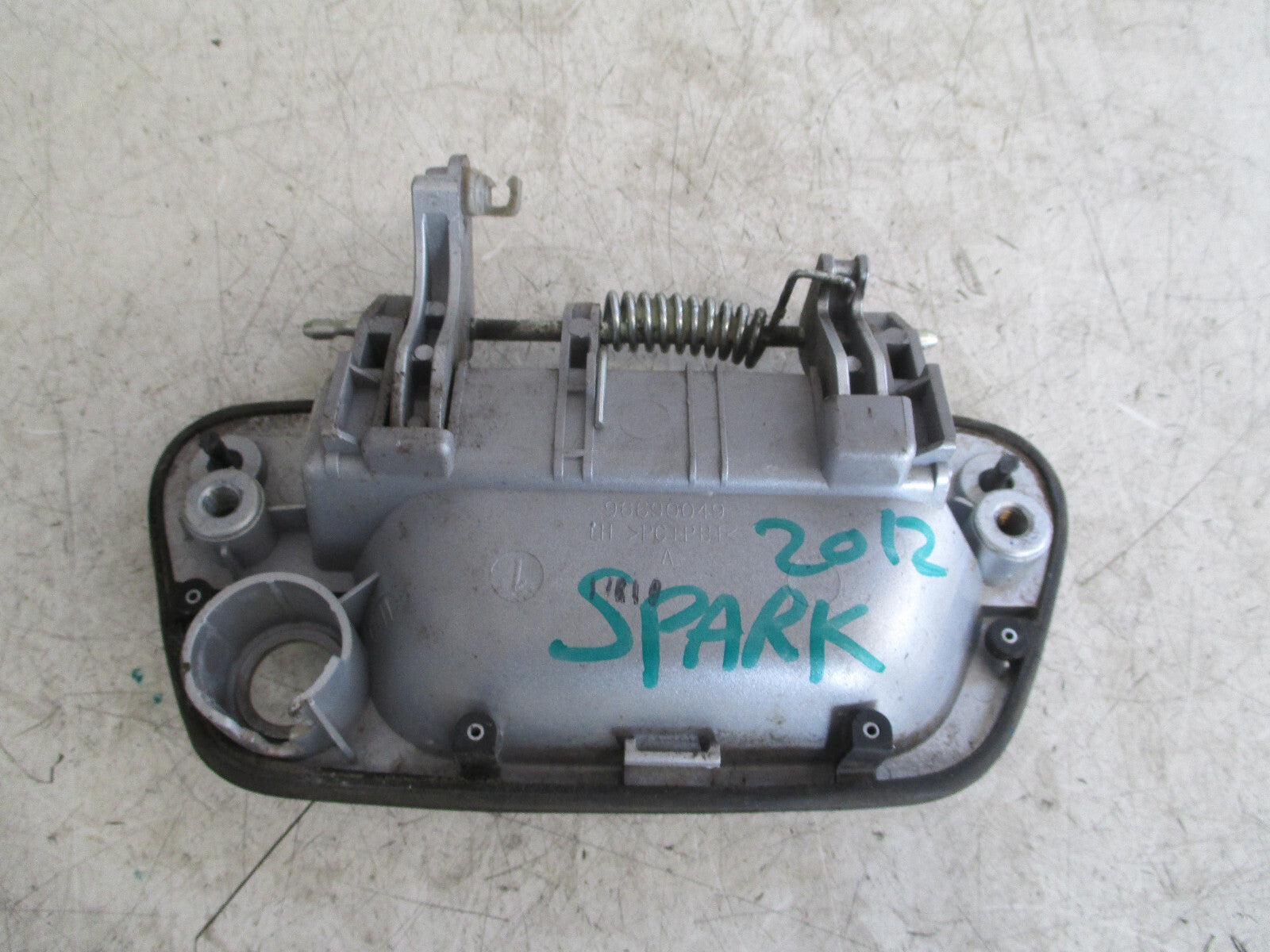 CHEVROLET SPARK 2012 NSF PASSENGER SIDE FRONT EXTERIOR DOOR HANDLE 96690049
