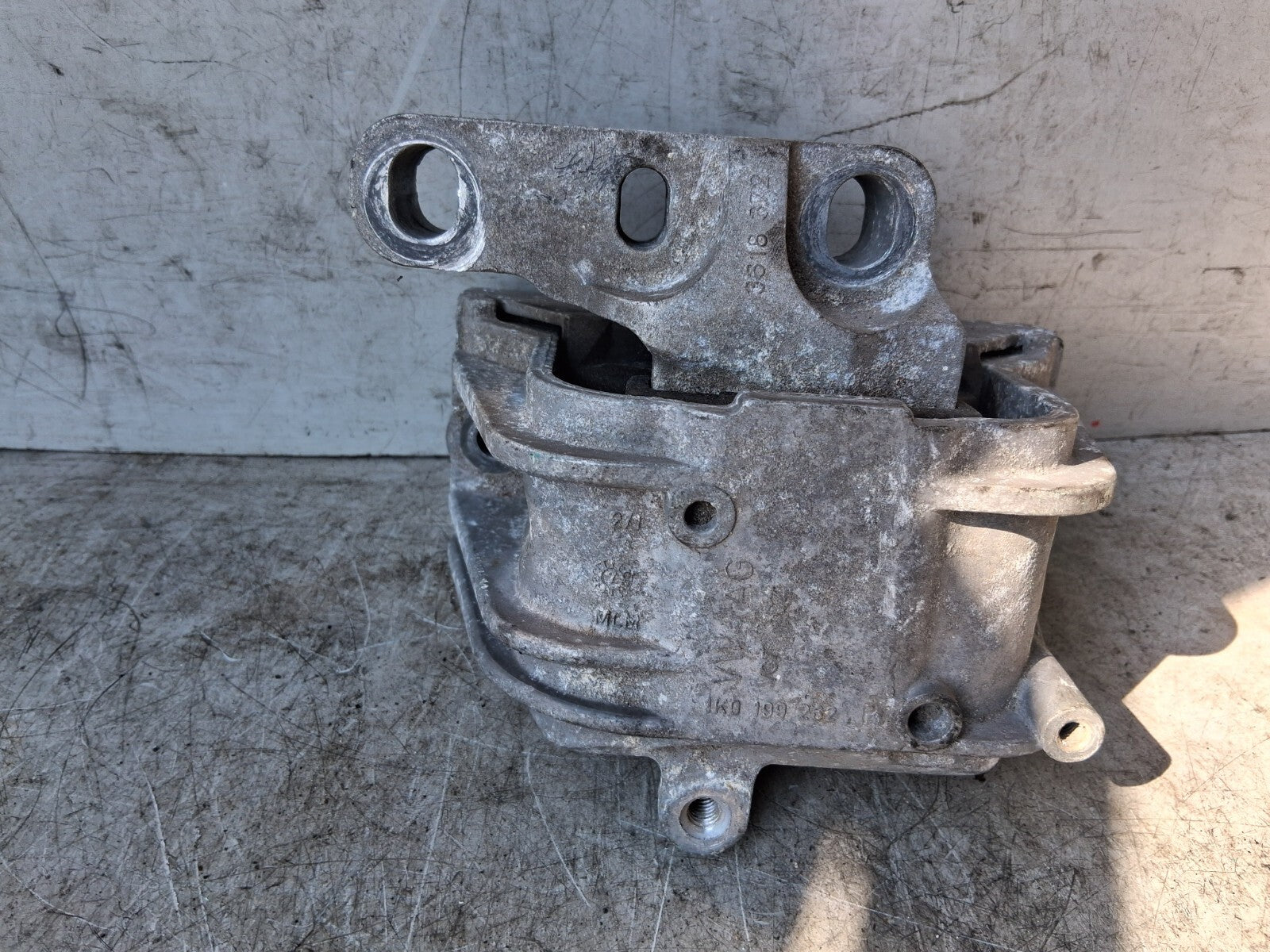 VW VOLKSWAGEN PASSAT B6 2.0 DIESEL ENGINE MOUNT 3C0199555