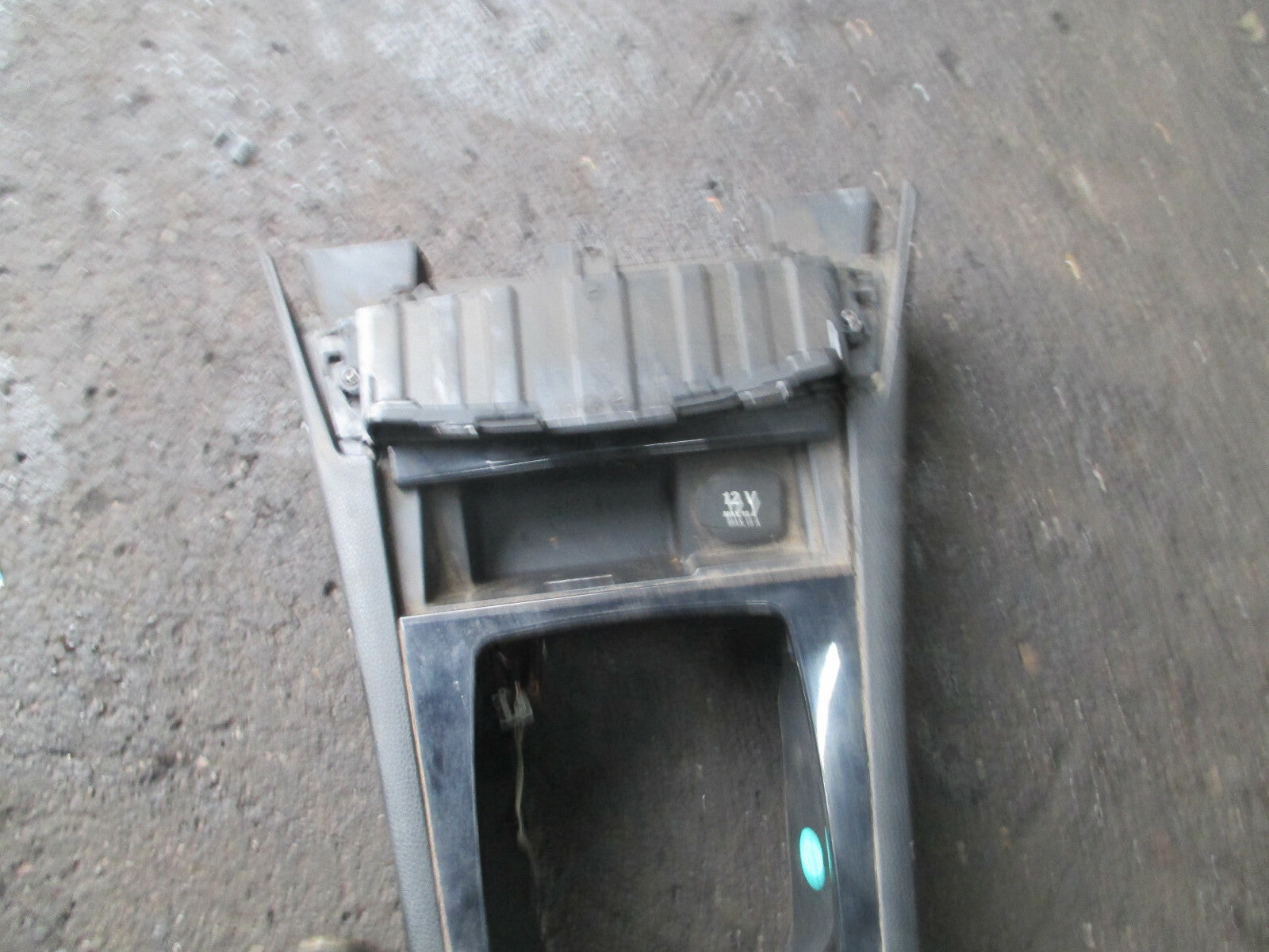 MERCEDES-BENZ C-CLASS 2012 W204 CENTRE CONSOLE WITH ARM REST A2046800150