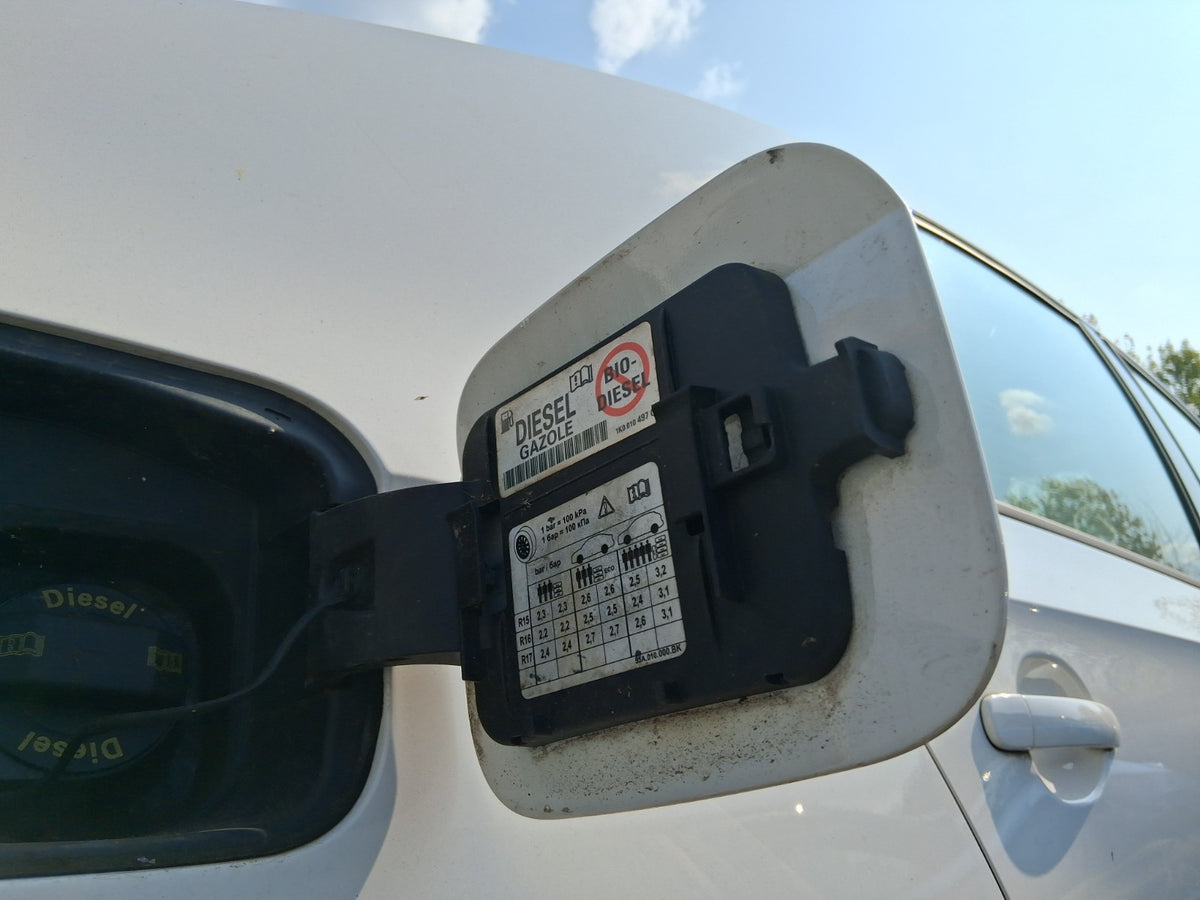 SEAT TOLEDO MK4 2018 HATCH FUEL DOOR FILLER FLAP WHITE