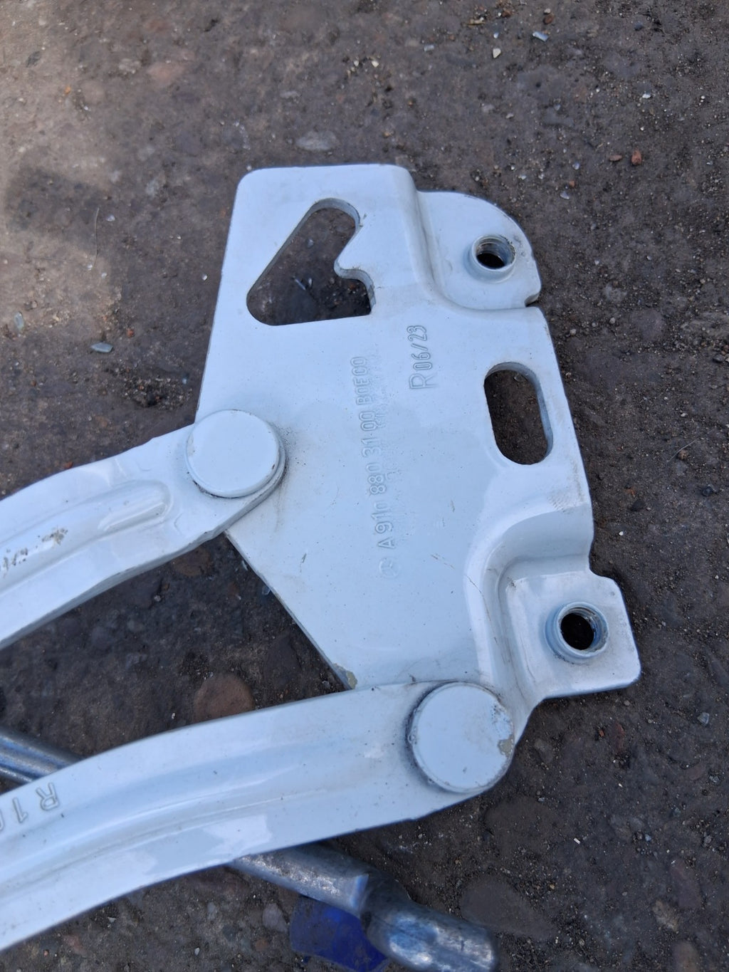 2020 MERCEDES BENZ SPRINTER W907 OSF DRIVER FRONT RIGHT BONNET HINGE A9108803100