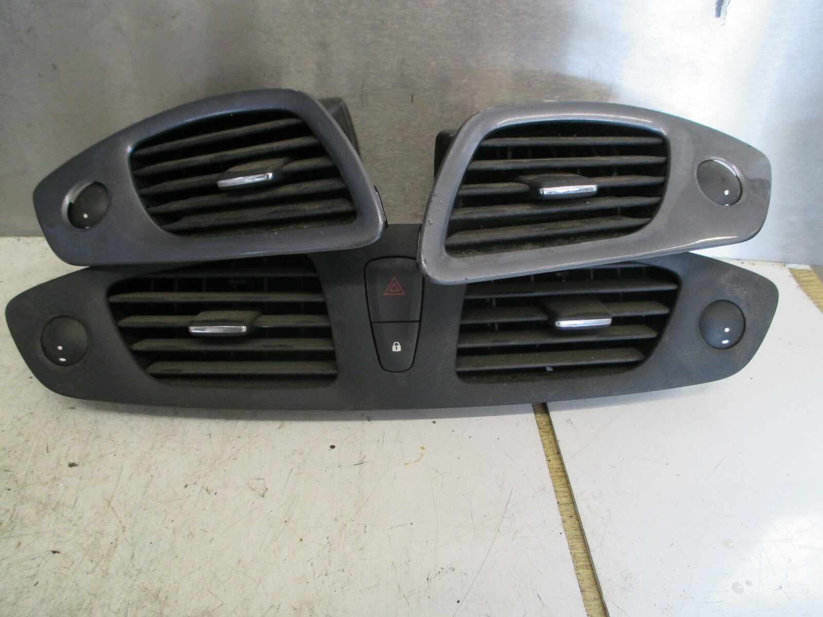 RENAULT GRAND SCENIC MK3 2015 FRONT DASHBOARD AIR VENTS 682600031r