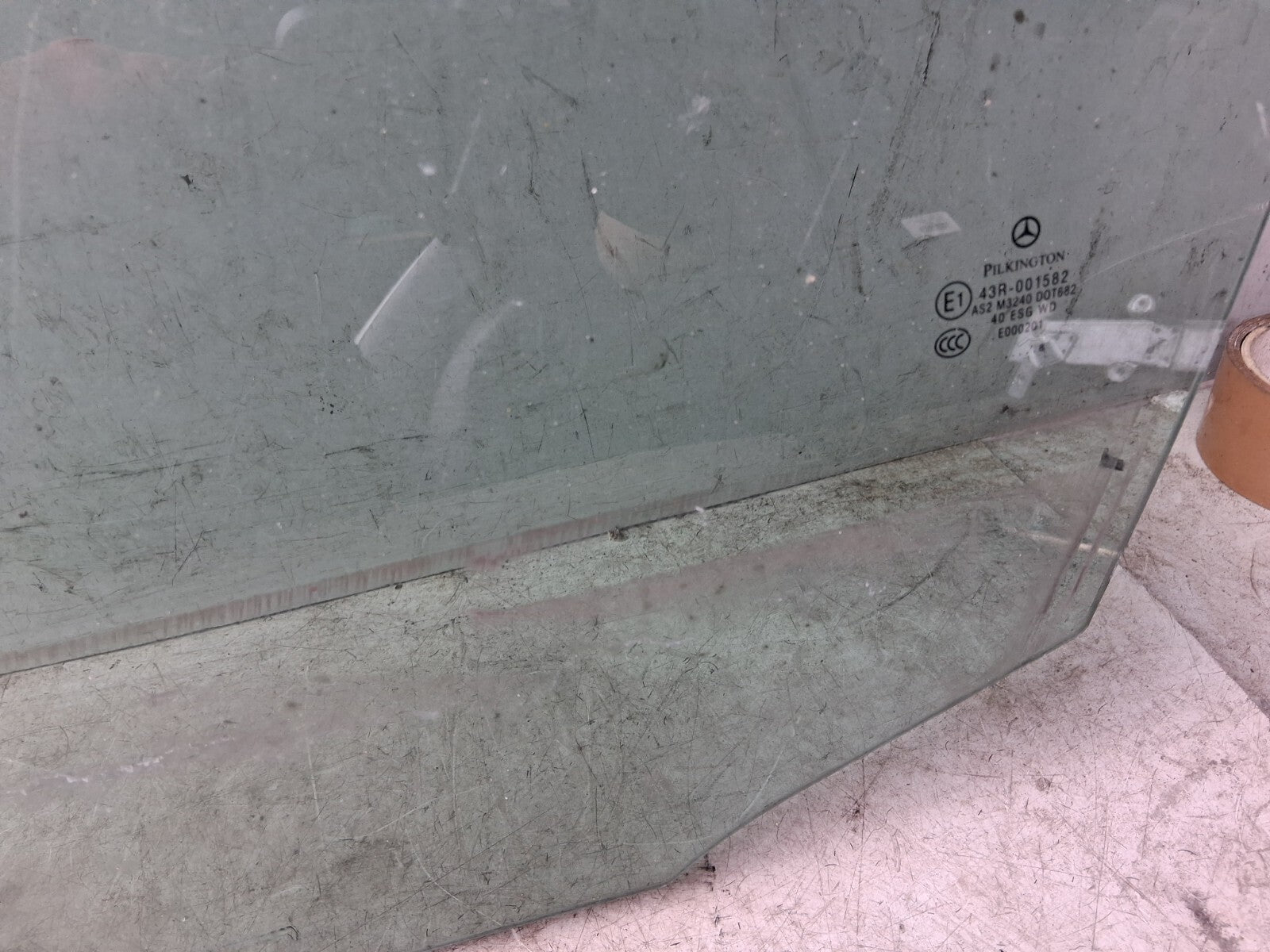 2008 MERCEDES C CLASS W204 NSF PASSENGER SIDE FRONT LEFT WINDOW GLASS