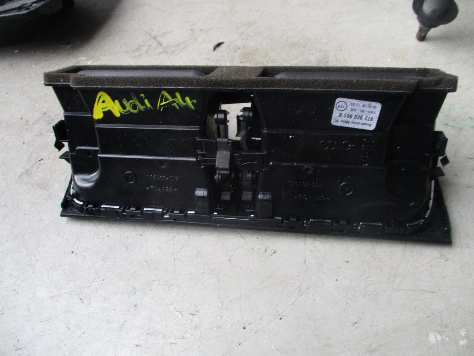 2011 AUDI A4 CENTRE DASHBOARD AIR VENT 8T2820951B (ref s)
