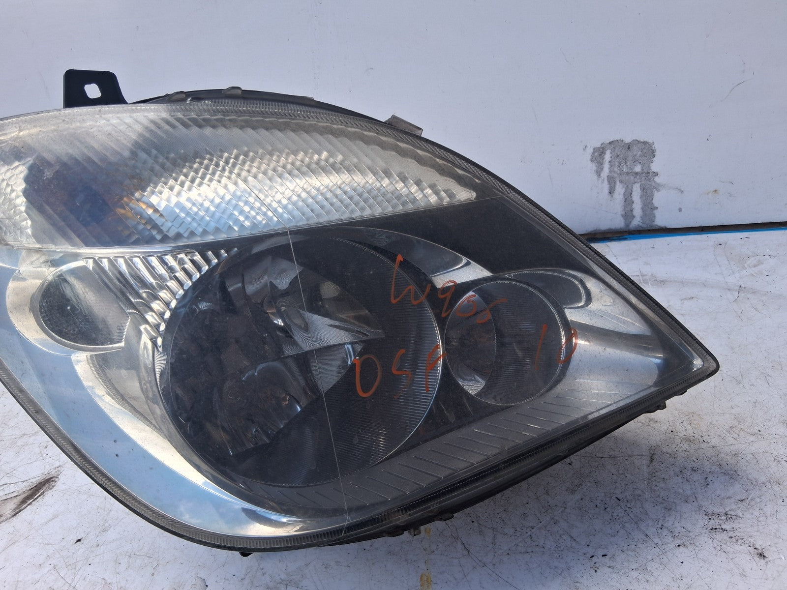 2010 MERCEDES BENZ SPRINTER W907 OSF DRIVER SIDE FRONT HEADLIGHT A9068200461