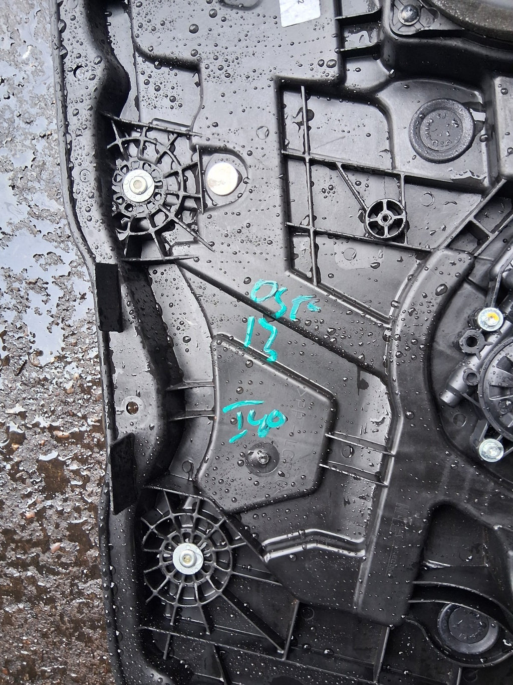 2013 HYUNDAI I40 NSF PASSENGER DRIVER SIDE WINDOW MOTOR REGULATOR 82460-3Z010