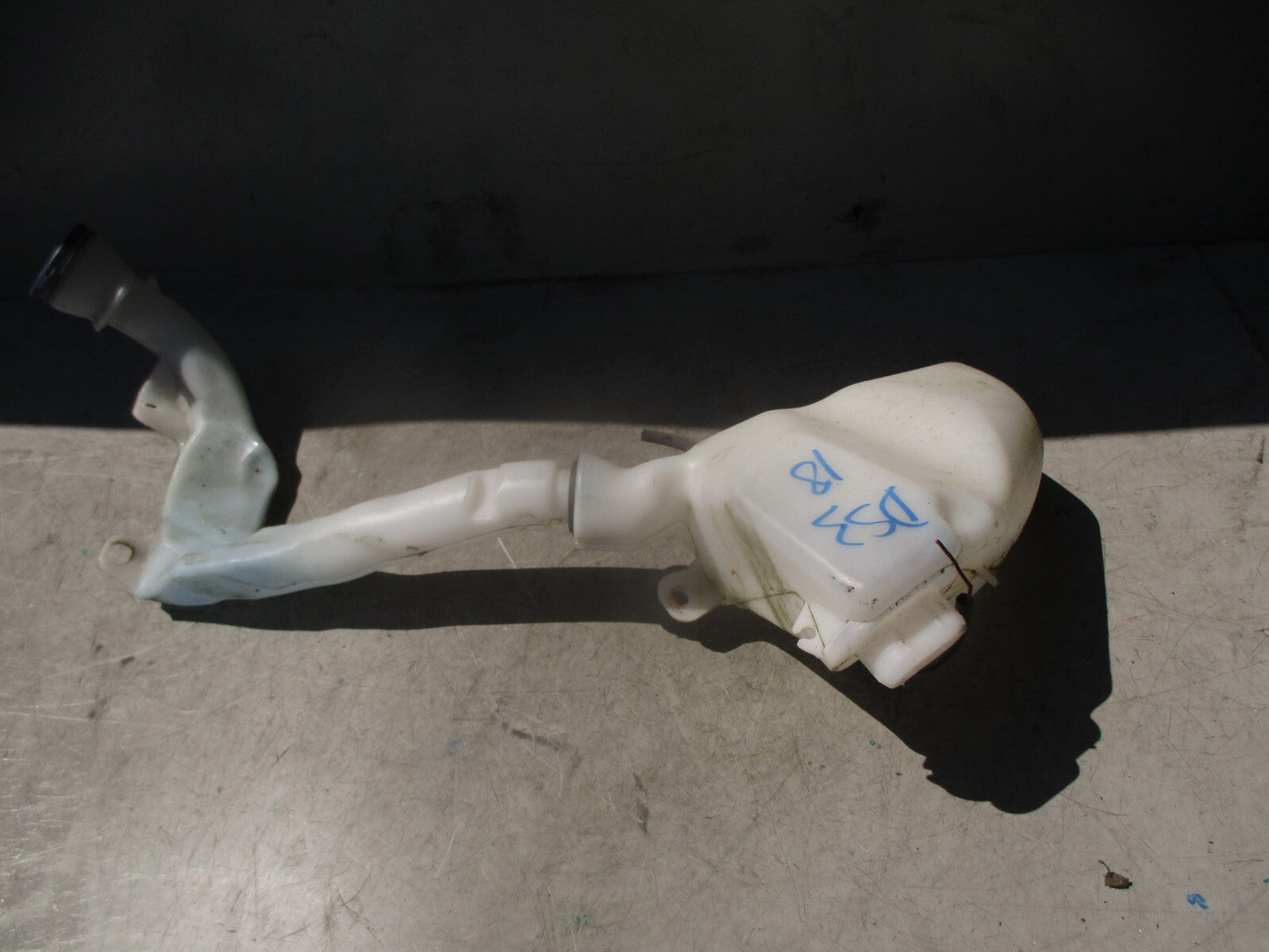 2016 CITROEN DS3 WINDSCREEN WASHER BOTTLE TANK WITH PUMP 968398868000