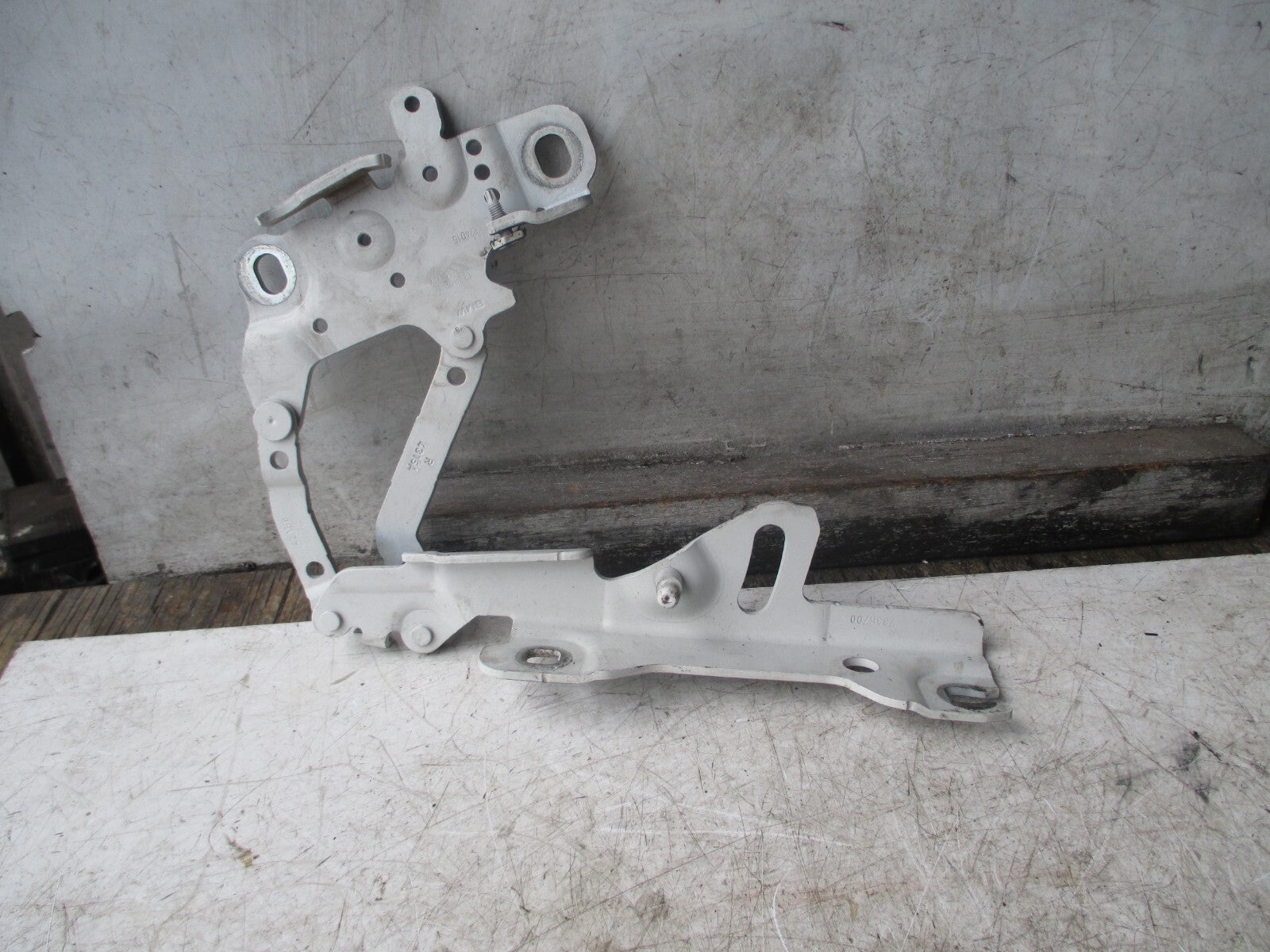 BMW 1 SERIES F20 LCI 2015 DRIVER SIDE FRONT BONNET HINGE 7336700