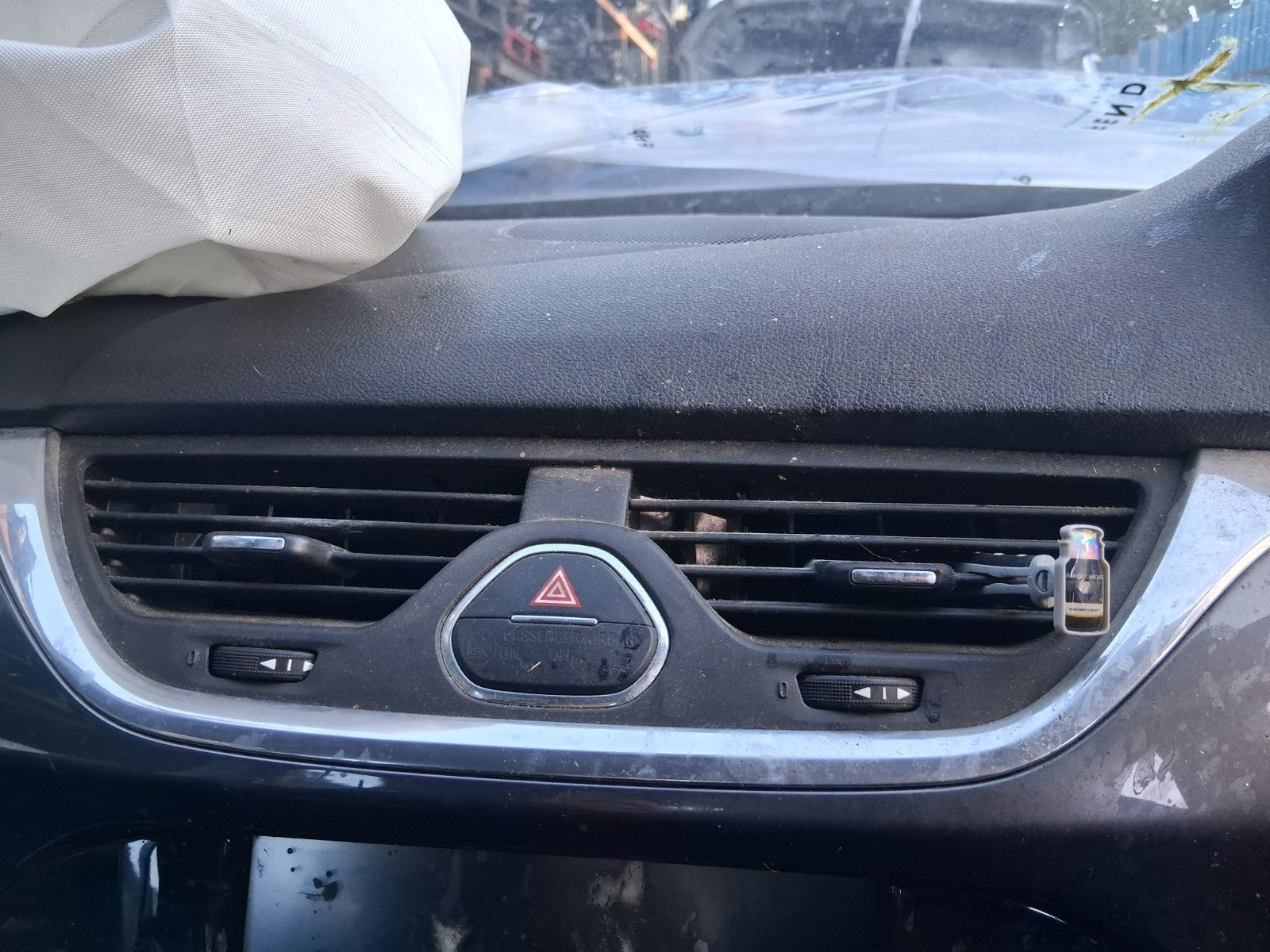 2016 VAUXHALL CORSA E FRONT CENTER DASHBOARD BOTH AIR VENTS WITH HAZARD SWITCH