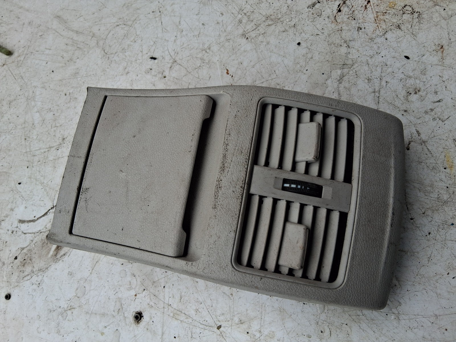 2016 MERCEDES BENZ CLA C117 REAR CENTER CONSOLE BOTH AIRVENTS A2468300502
