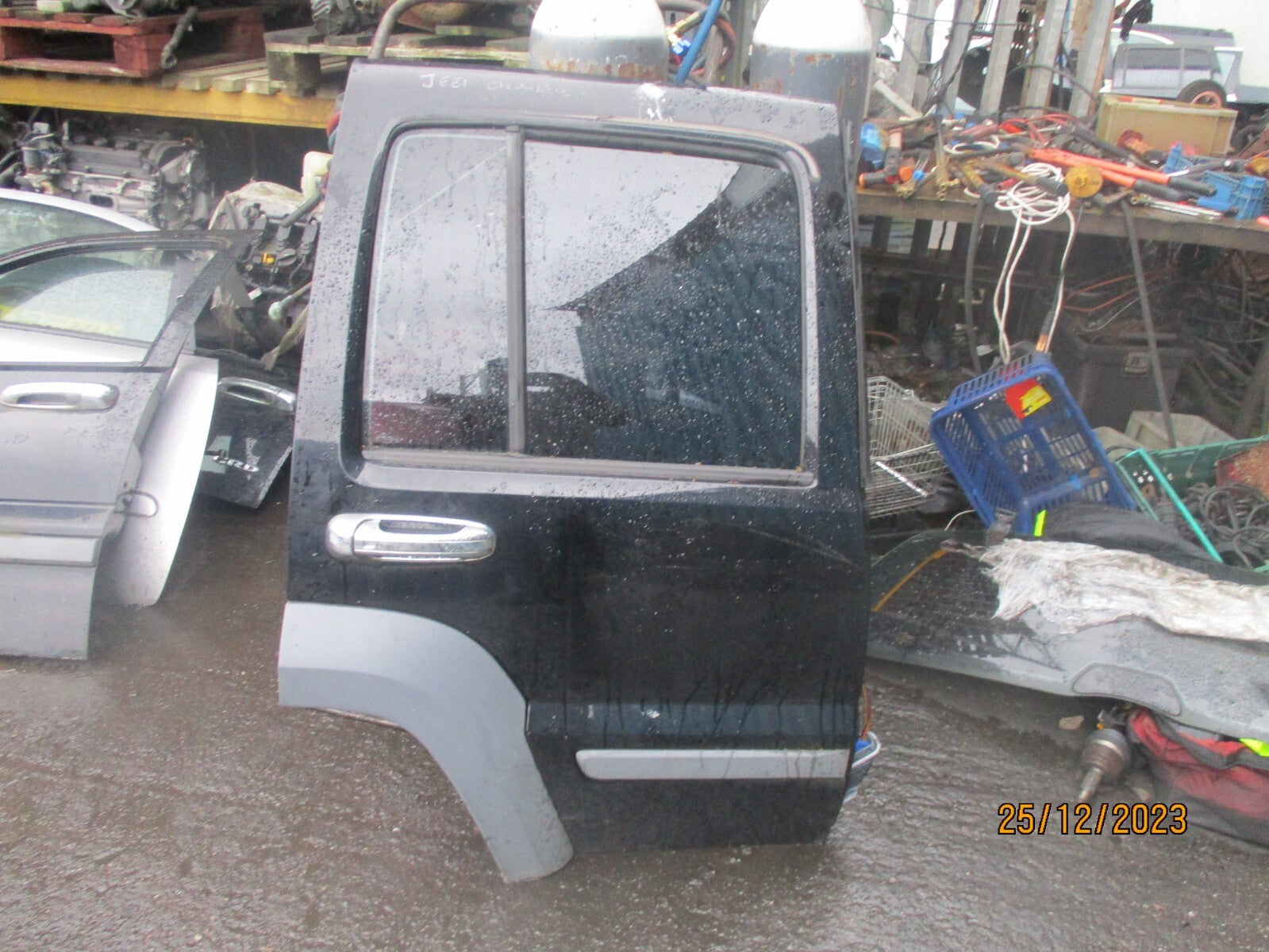 2006 JEEP CHEROKEE MK3 OSR DRIVER SIDE REAR COMPLETE DOOR BLACK