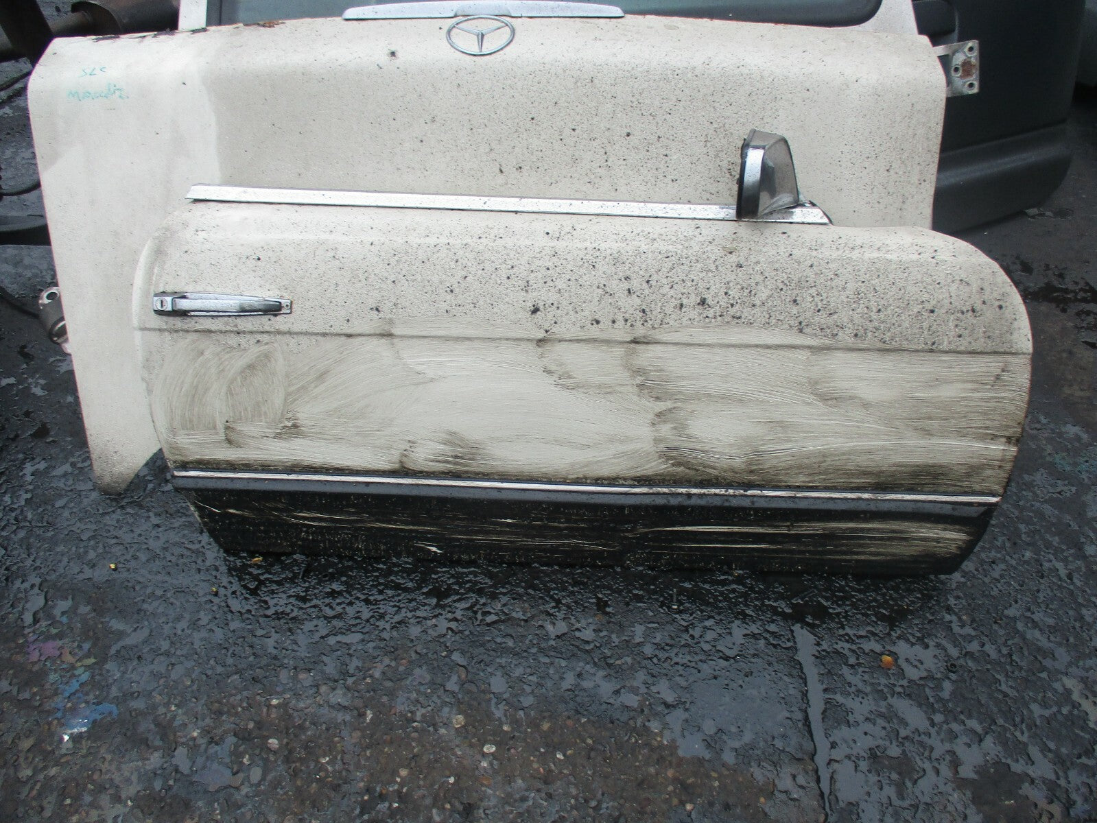 MERCEDES SLC CLASS C107 OS DRIVER SIDE DOOR CREAM