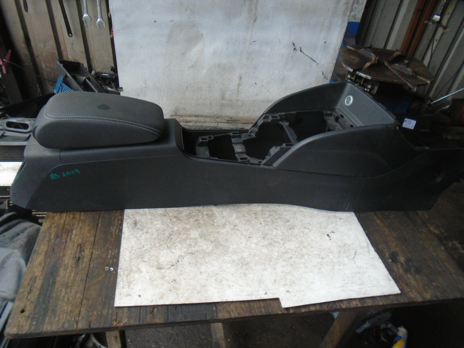 AUDI A3 2019 8V CENTRE CONSOLE WITH ARM REST 8V2863241