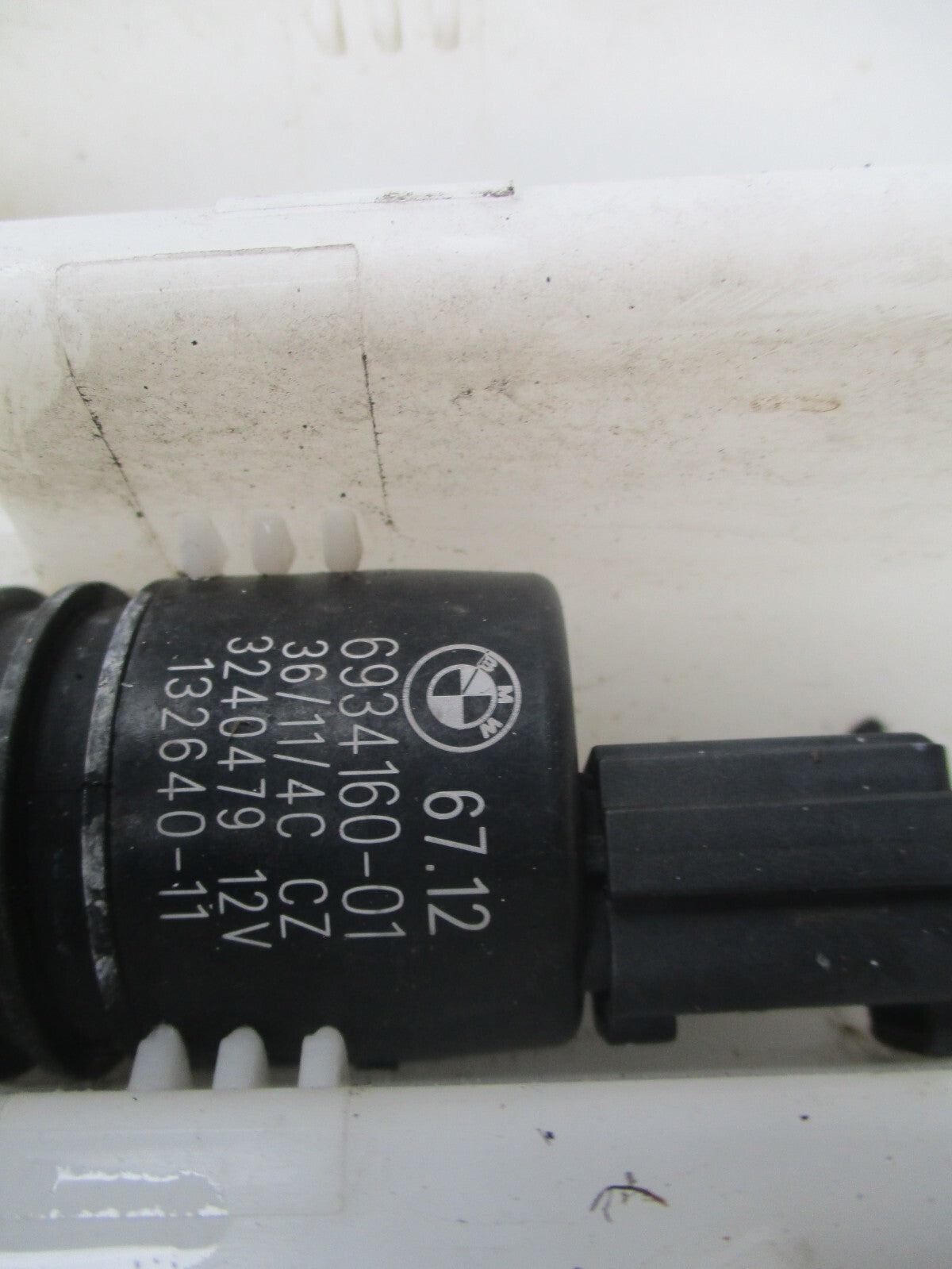 2012 BMW 320D NS PASSENGER SIDE WASHER BOTTLE AND PUMP WASHER TANK 132640-11
