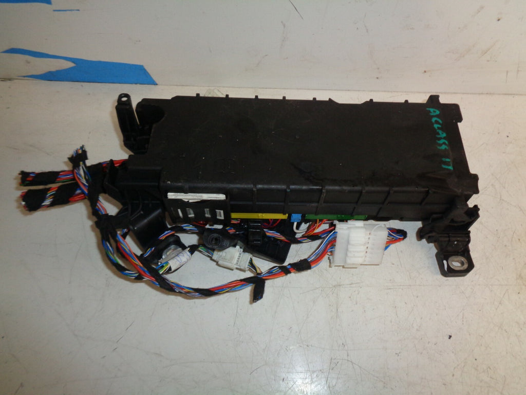 MERCEDES BENZ A CLASS A170 W168 2017 FUSE AND RELAY BOX A2465400140