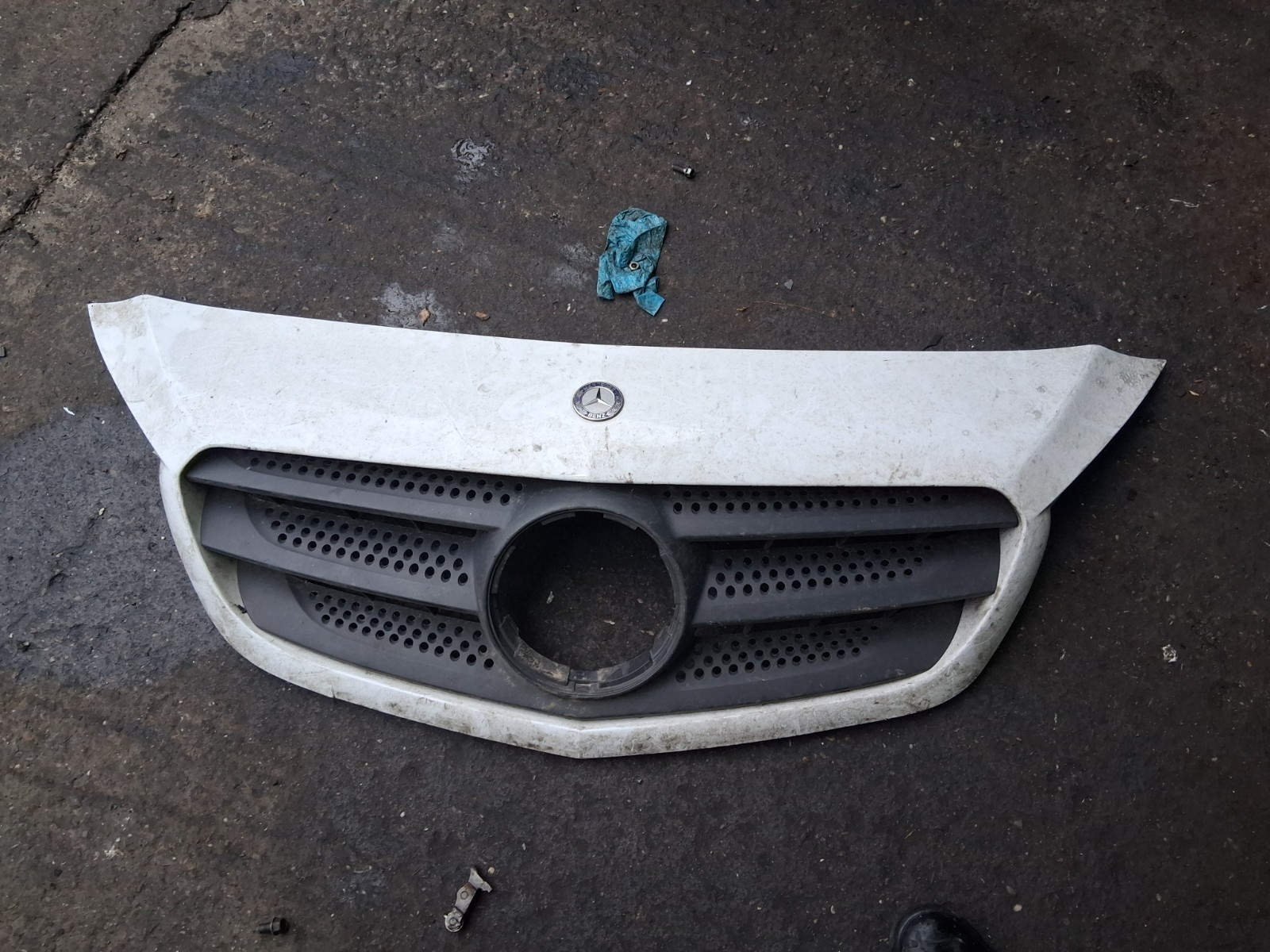 2015 MERCEDES CITAN FRONT BUMPER GRILL GRILLE WHITE 1202901X