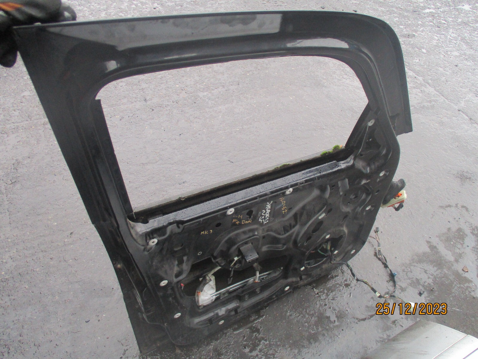 2006 JEEP CHEROKEE NSF PASSENGER SIDE FRONT BARE DOOR BLACK