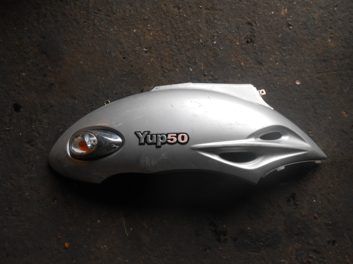 KYMCO YUP50 YUP 50 S6 2004 RH RIGHT HAND REAR SIDE PANEL SILVER 83500KKD6E000