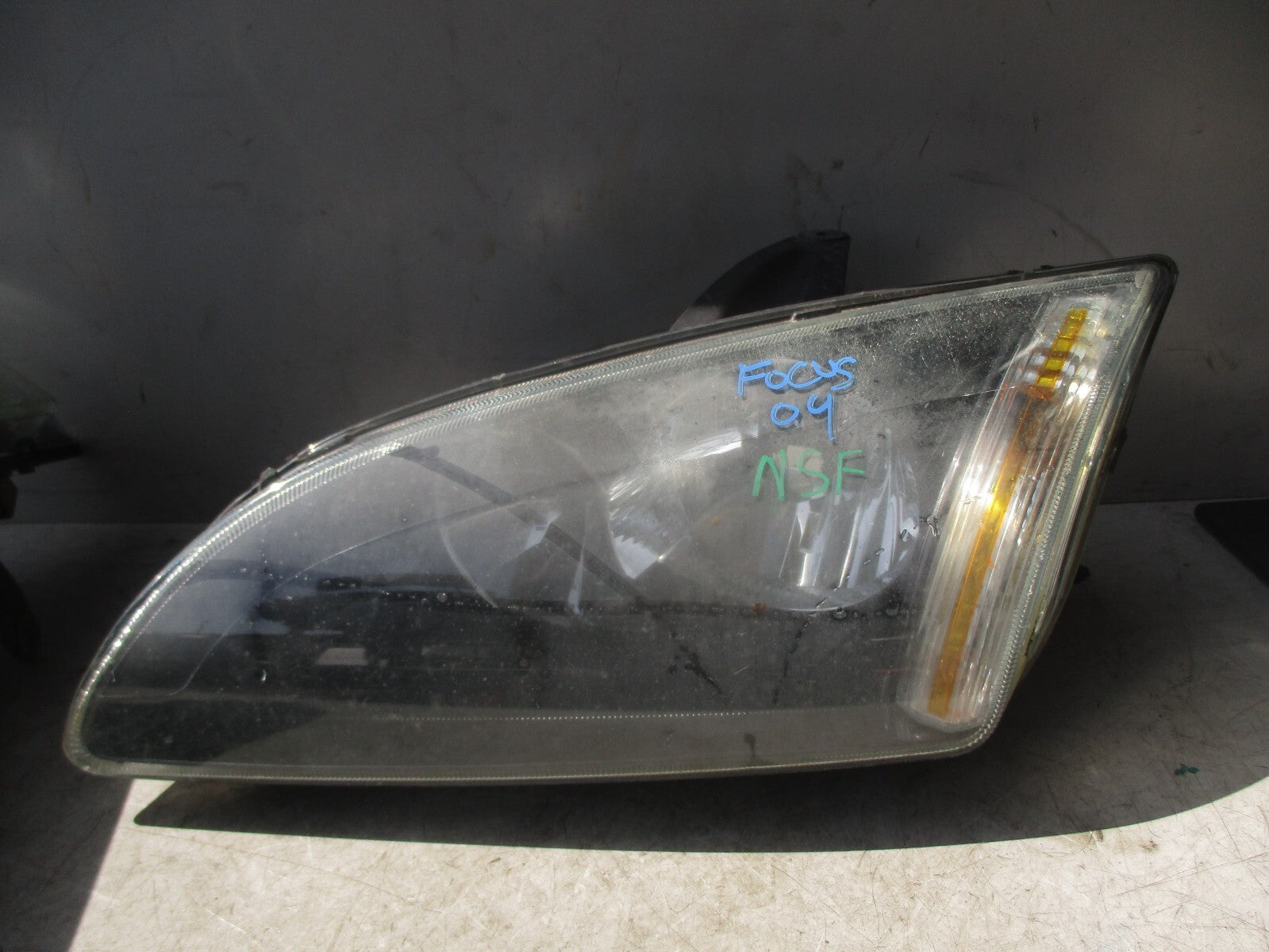 2004 FORD FOCUS MK2 NSF PASSENGER SIDE FRONT HEADLIGHT HEAD LAMP 4M5113W030KB