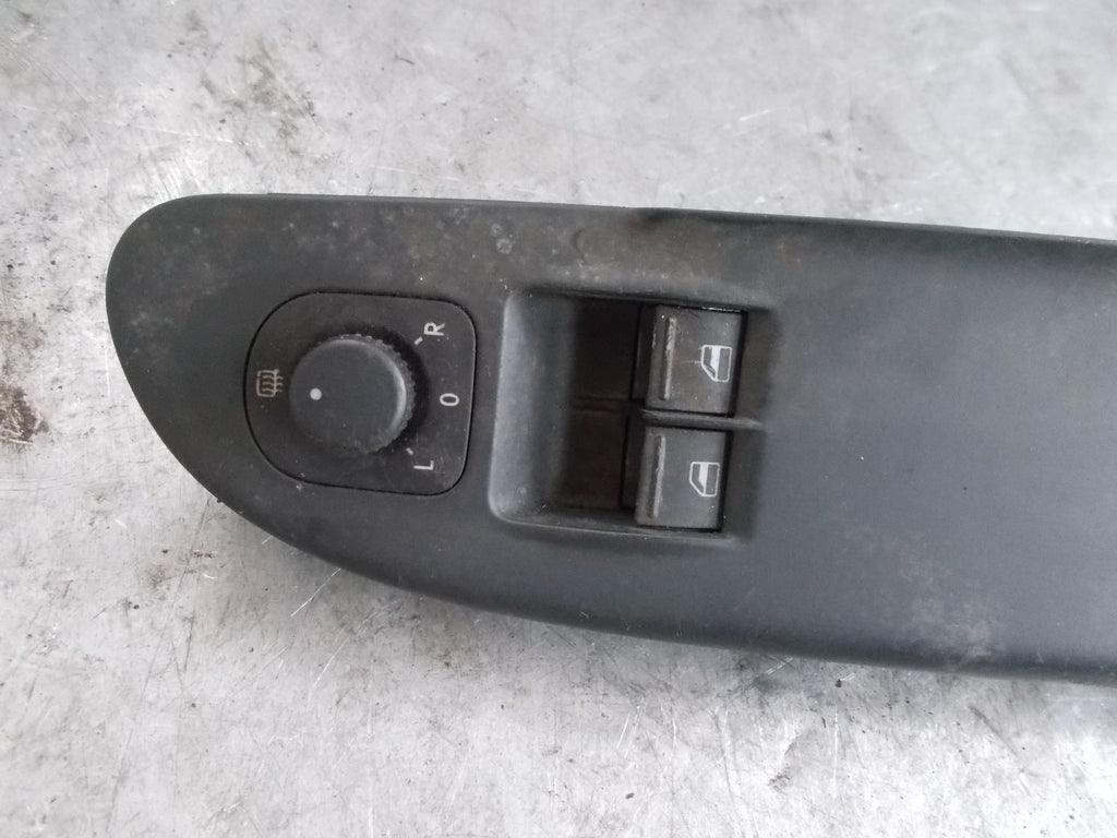 VOLKSWAGEN PASSAT B6 2.0L TDI OS/ DRIVER SIDE WINDOW SWITCH DOOR TRIM 3C2867172A