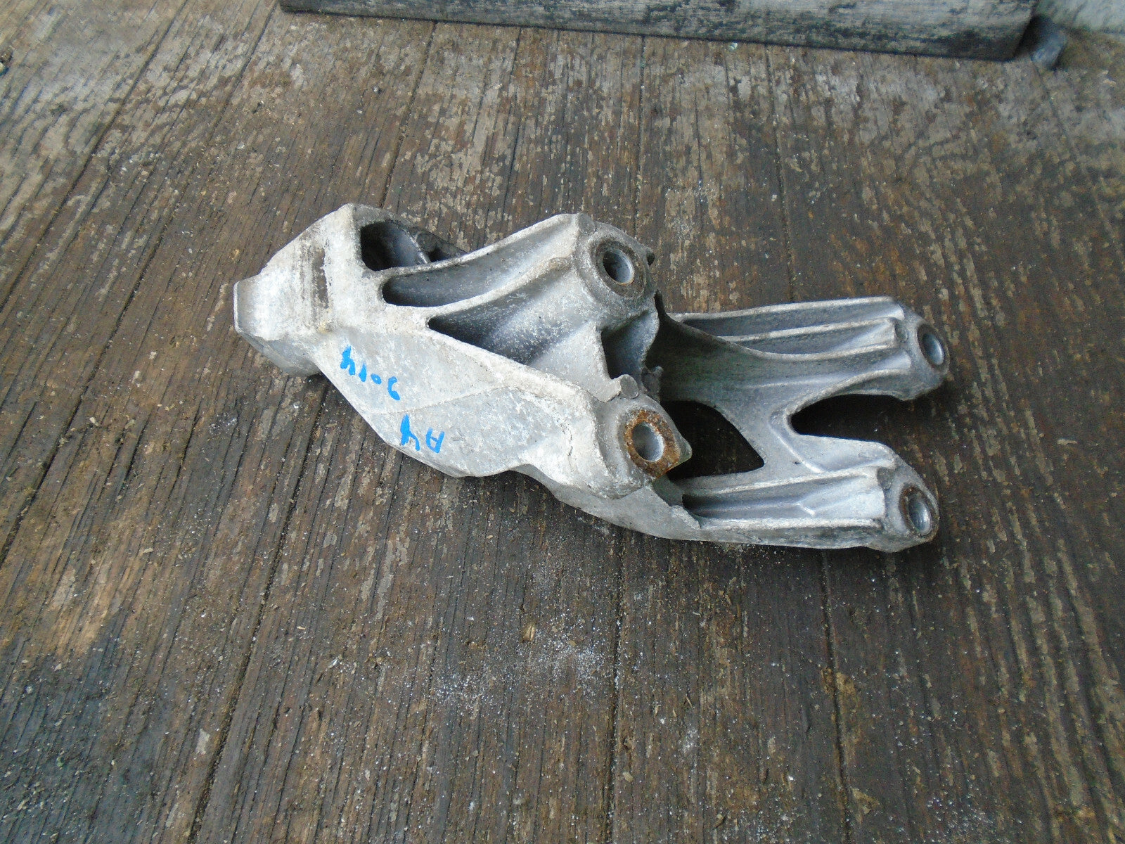 AUDI A4 2014 2.0 DIESEL NS PASSENGER SIDE ENGINE MOUNTING BRACKET 8K0199307