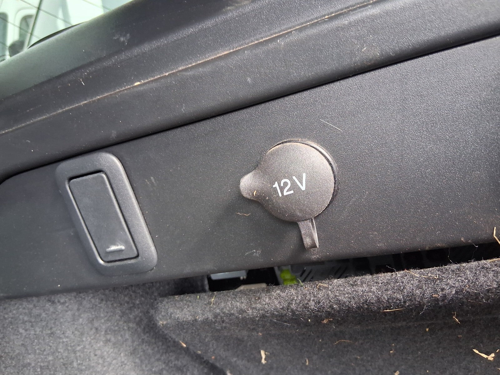 2024 RANGE ROVER VELAR P400e REAR BOOT 12 V SOCKET