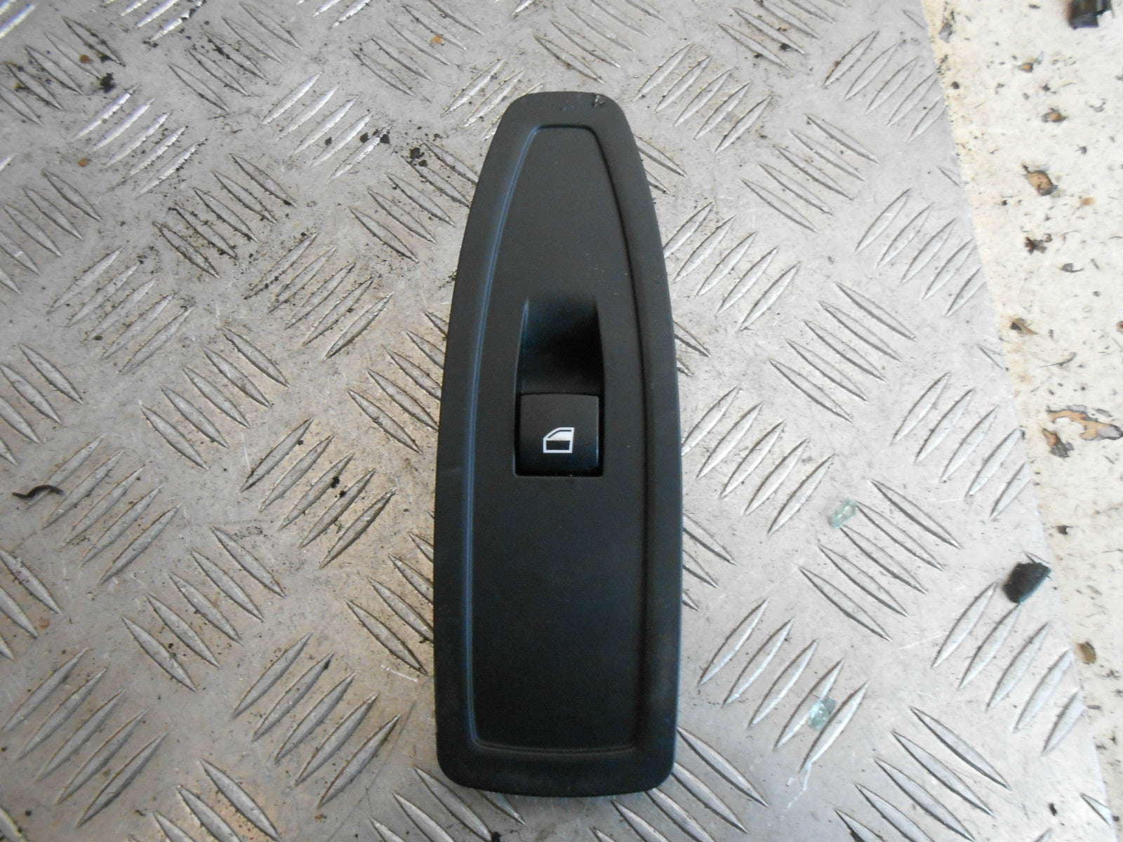BMW 1 SERIES F20 2016 SINGLE WINDOW SWITCH AND PLASTIC TRIM 9208107-02