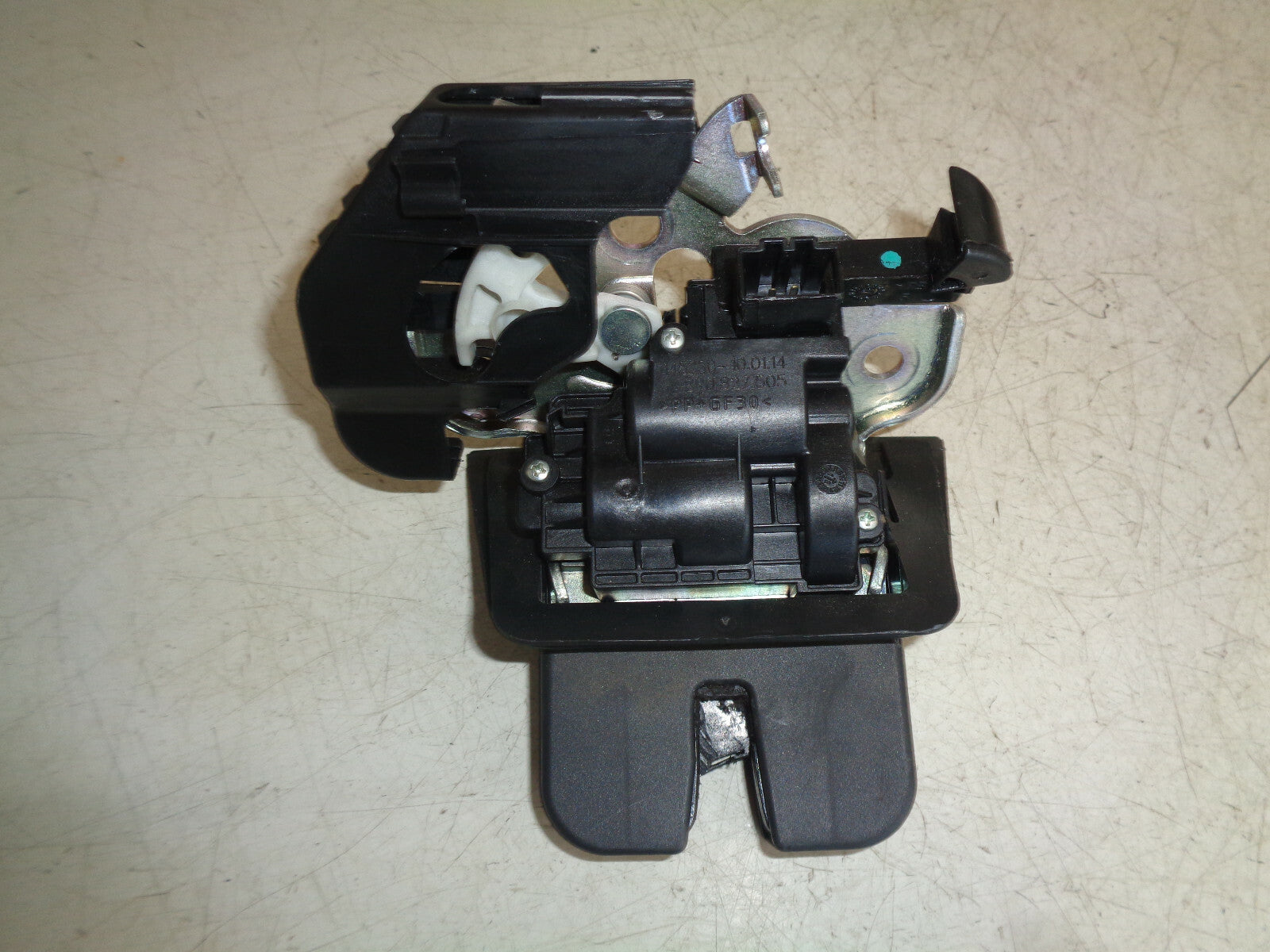 AUDI A4 B8 2014 REAR BOOT TAILGATE BOOT CATCH LATCH LOCK 8R0827505