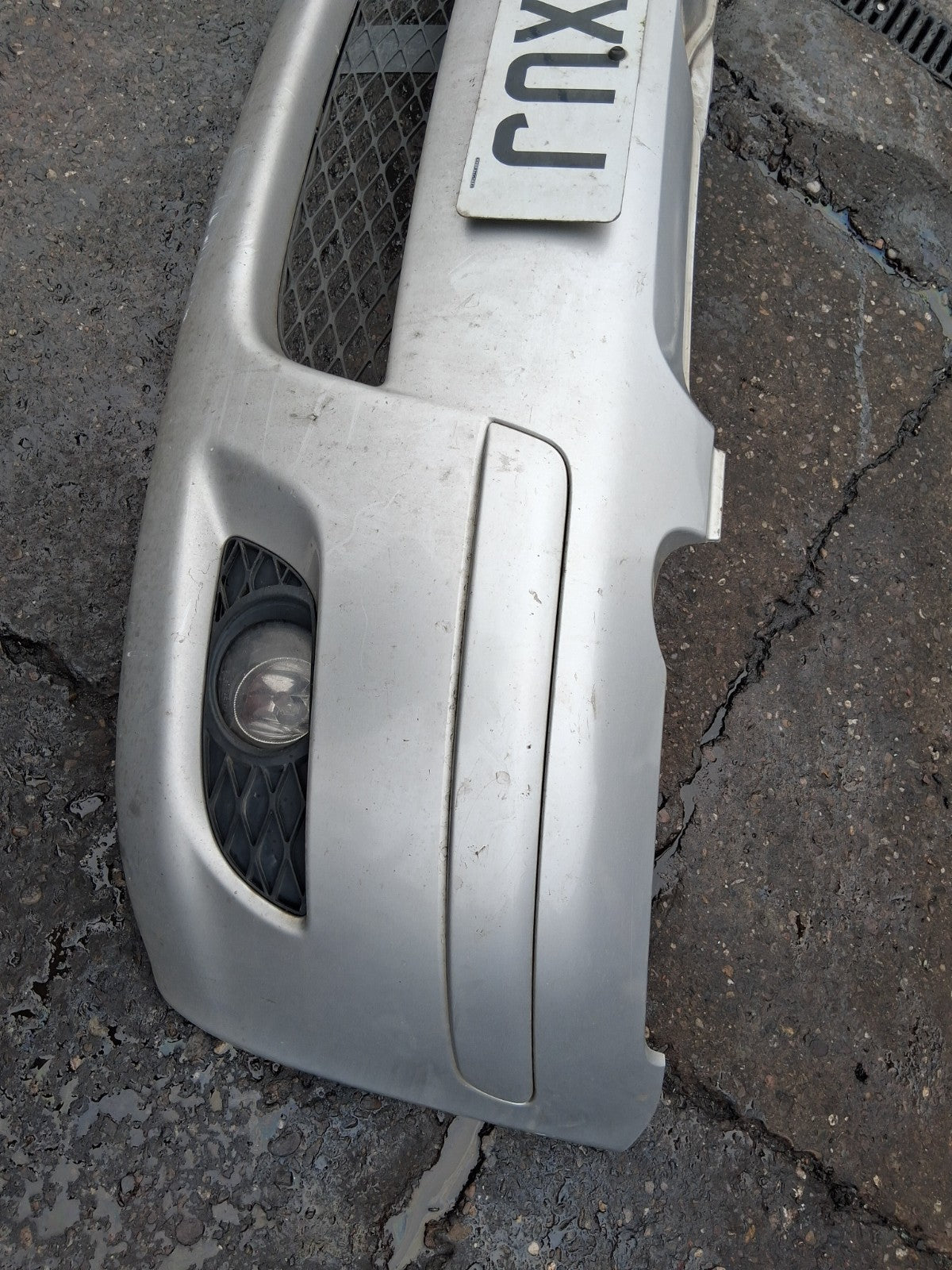 2004 TOYOTA YARIS MK1 COMPLETE FRONT BUMPER FOG LIGHTS GRILL SILVER
