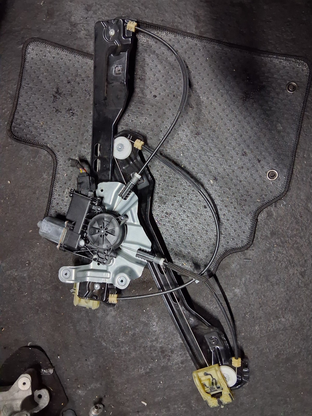 2018 VAUXHALL ZAFIRA C NSF PASSENGER SIDE FRONT WINDOW MOTOR REGULATOR 2095158