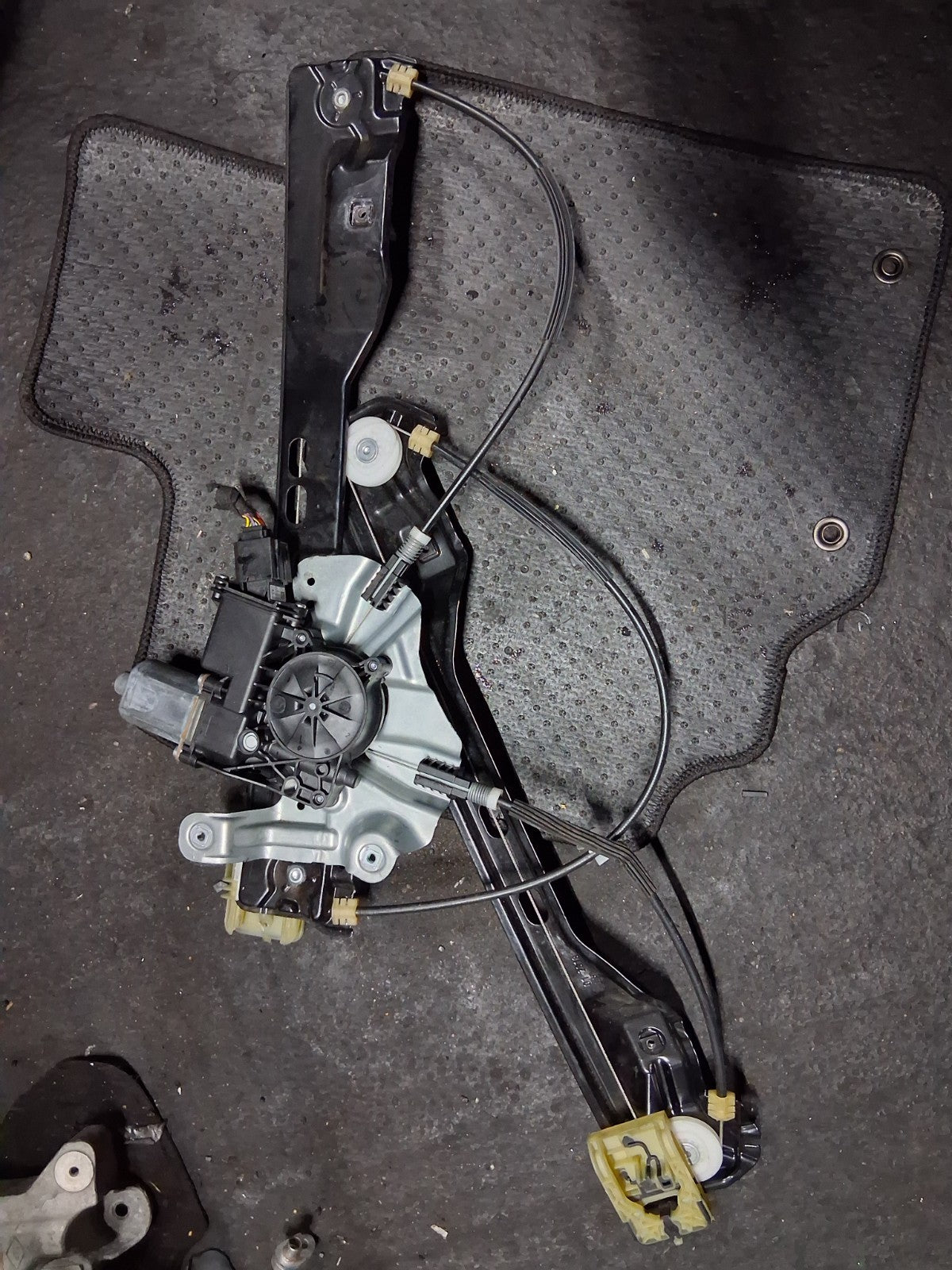 2018 VAUXHALL ZAFIRA C NSF PASSENGER SIDE FRONT WINDOW MOTOR REGULATOR 2095158