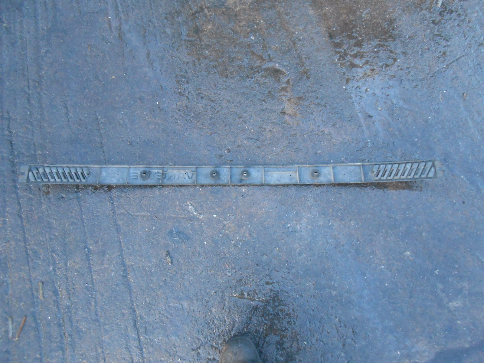 NISSAN VANETTE C22 1994 FRONT PLASTIC TRIM STRIP PANEL & BADGE 61892Y9600