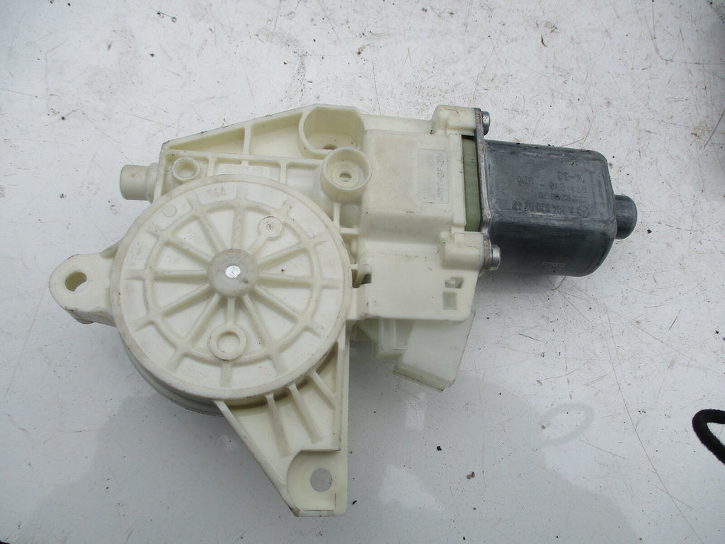 MERCEDES C CLASS W204 NSF NEAR PASSENGER SIDE FRONT WINDOW MOTOR 0 130 822 502