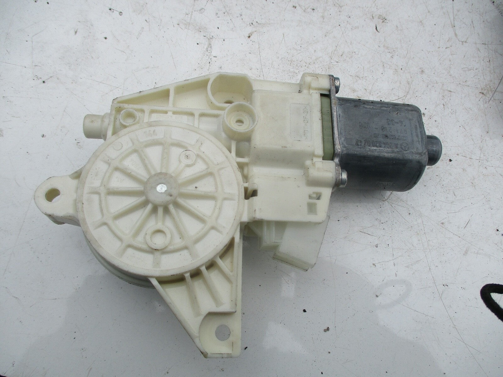 MERCEDES C CLASS W204 NSF NEAR PASSENGER SIDE FRONT WINDOW MOTOR 0 130 822 502