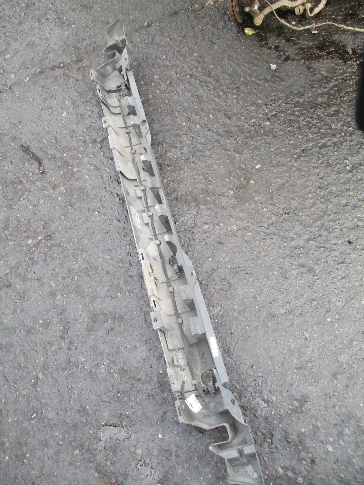 2011 MERCEDES BENZ W639 VITO REAR MIDDLE BUMPER PLASTIC