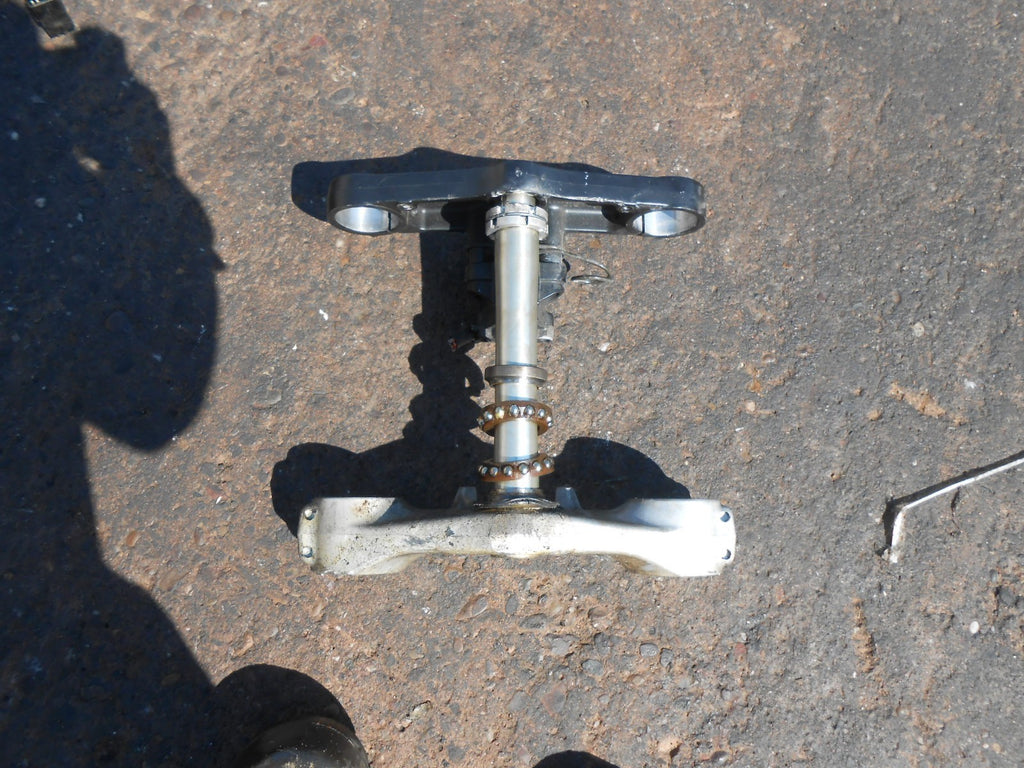 SUZUKI GSXR600 GSXR 600 SRAD 1996 TOP & BOTTOM FORK YOKES & HEAD BEARINGS