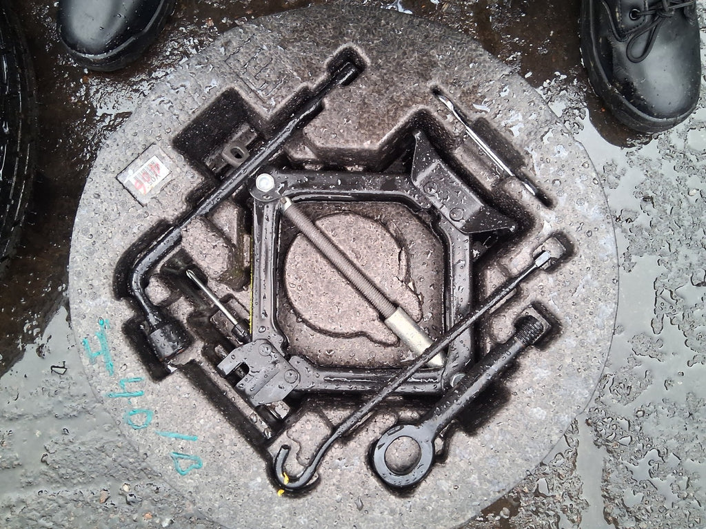 2013 HYUNDAI I40 COMPLETE JACK SET WITH TOW HOOK