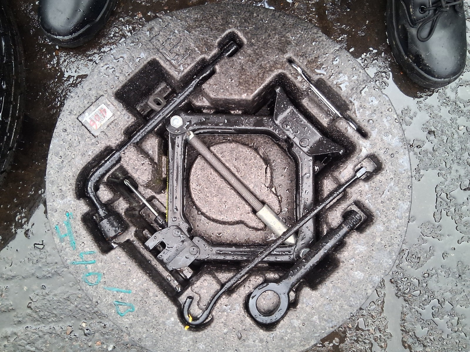 2013 HYUNDAI I40 COMPLETE JACK SET WITH TOW HOOK
