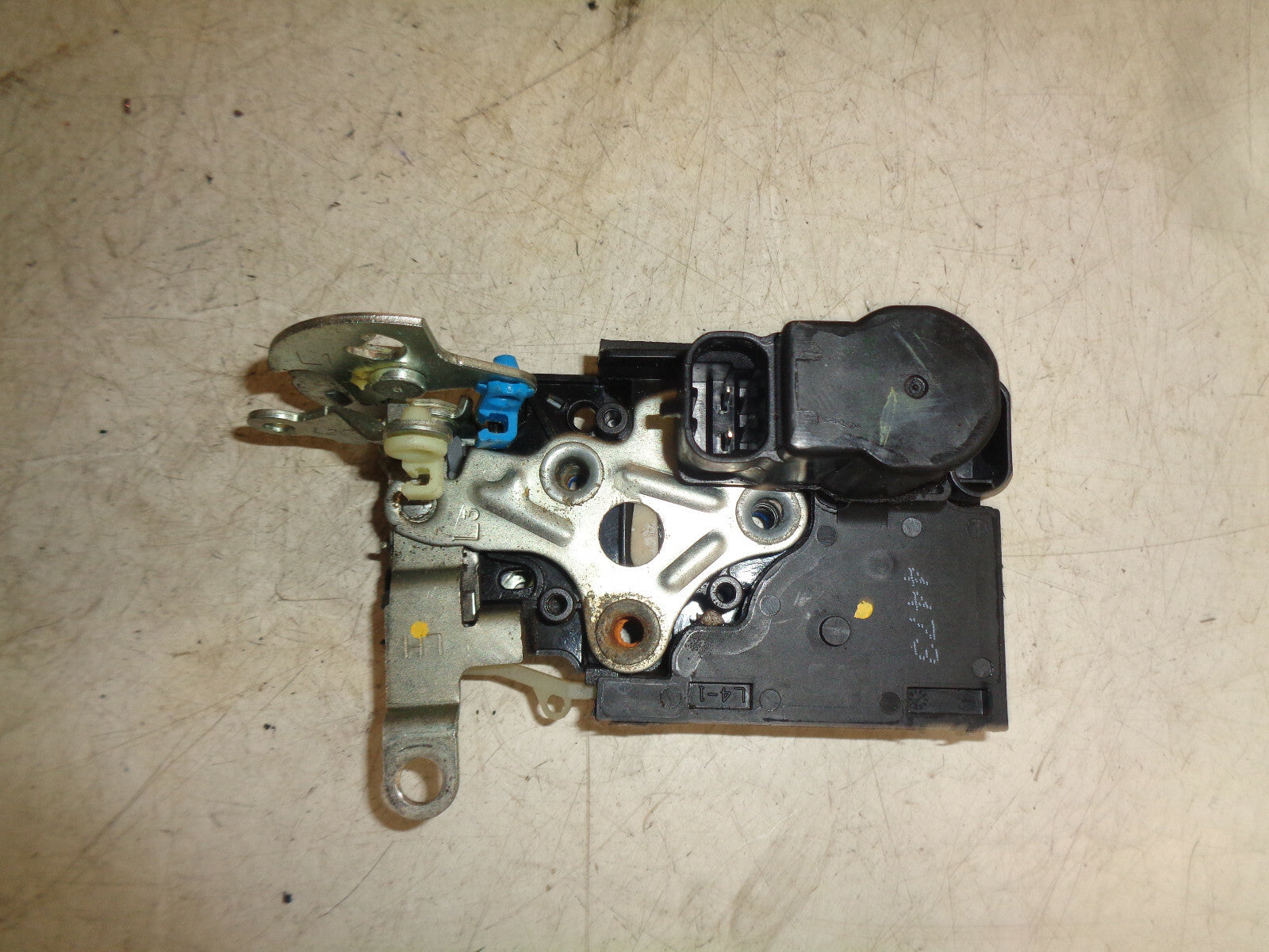 VAUXHALL VIVA 2017 1.0 PETROL NSF PASSENGER SIDE FRONT DOOR LOCK MECHANISM