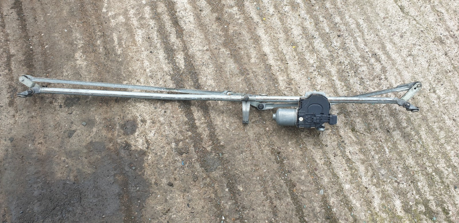 PEUGEOT 308 2010 FRONT WINDSCREEN WIPER MOTOR AND LINKAGE 0390241869 9684806680