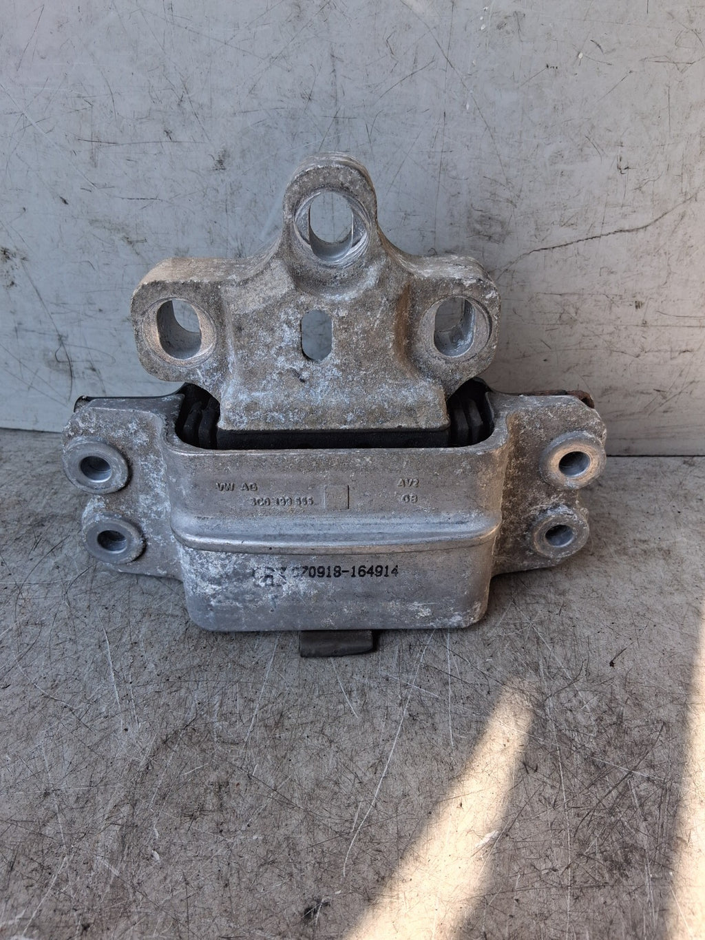 VW VOLKSWAGEN PASSAT B6 2.0 DIESEL ENGINE MOUNT 3C0199555