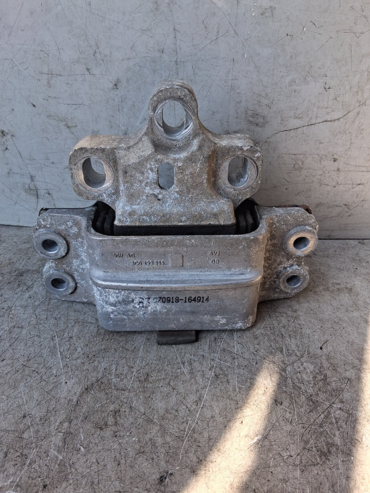 VW VOLKSWAGEN PASSAT B6 2.0 DIESEL ENGINE MOUNT 3C0199555