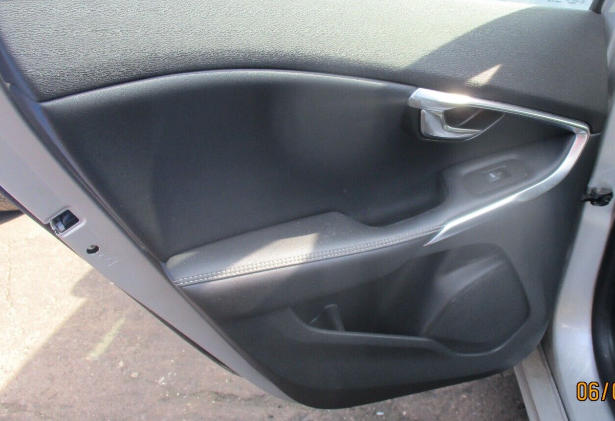 VOLVO V40 R DESIGN 2016 NSR PASSENGERS SIDE REAR DOOR CARD & SWITCH PANEL