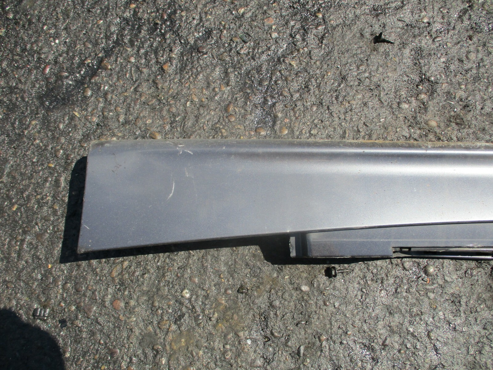 BMW 1 SERIES E87 2006 OS DRIVER SIDE SKIRT PLASTIC SILL COVER IN SILVER GREY