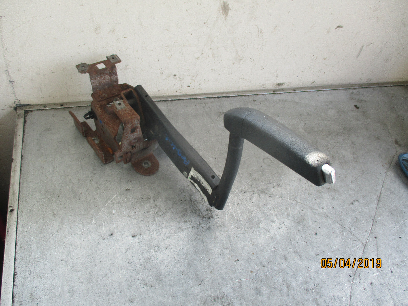 PEUGEOT 308 2011 HAND BRAKE LEVER 98031782ZD