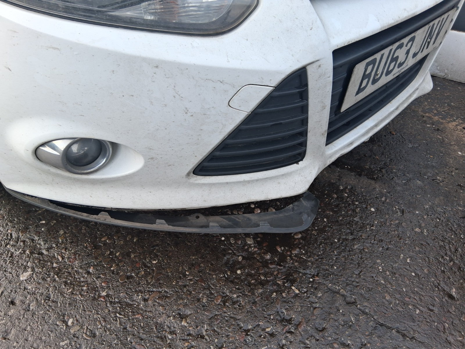 2013 FORD FOCUS MK3 HATCHBACK COMPLETE FRONT BUMPER WITH GRILL & FOG LIGHTS