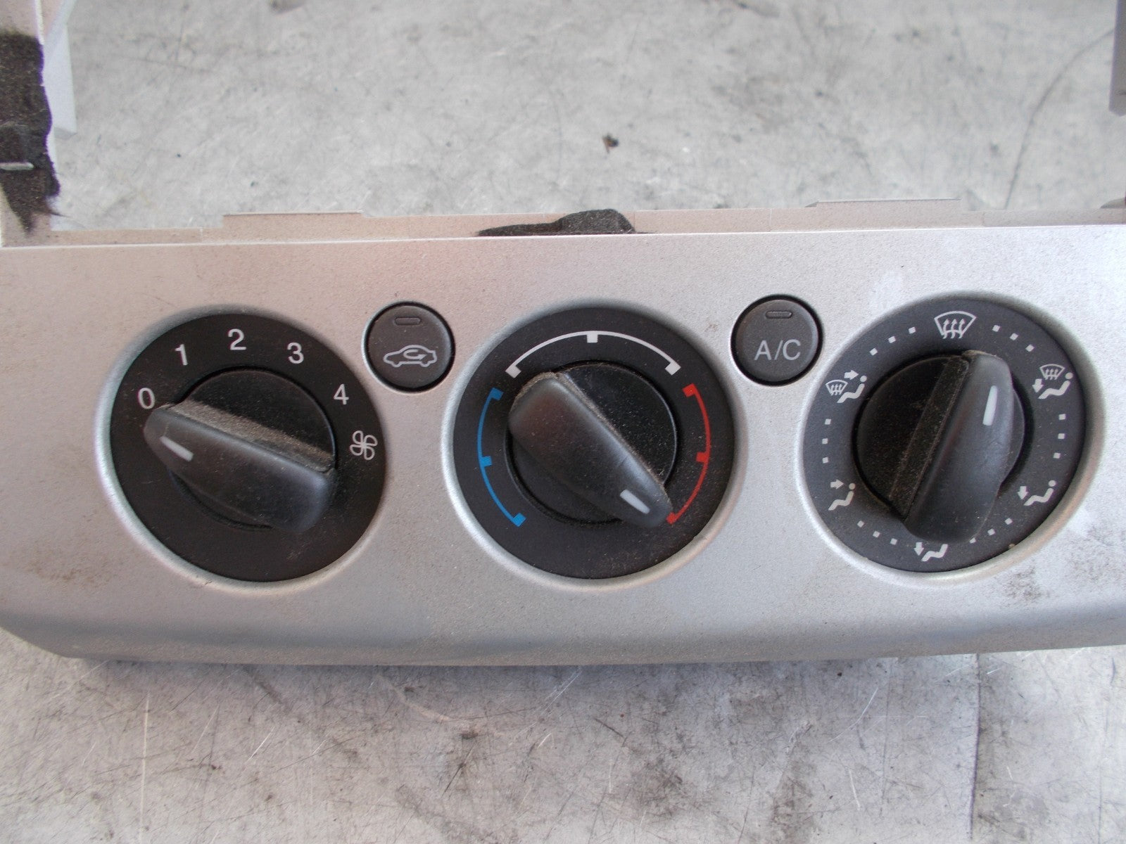 FORD FIESTA 2006 MK2 CLIMATE CONTROL SWITCHES & SILVER TRIM 69607003