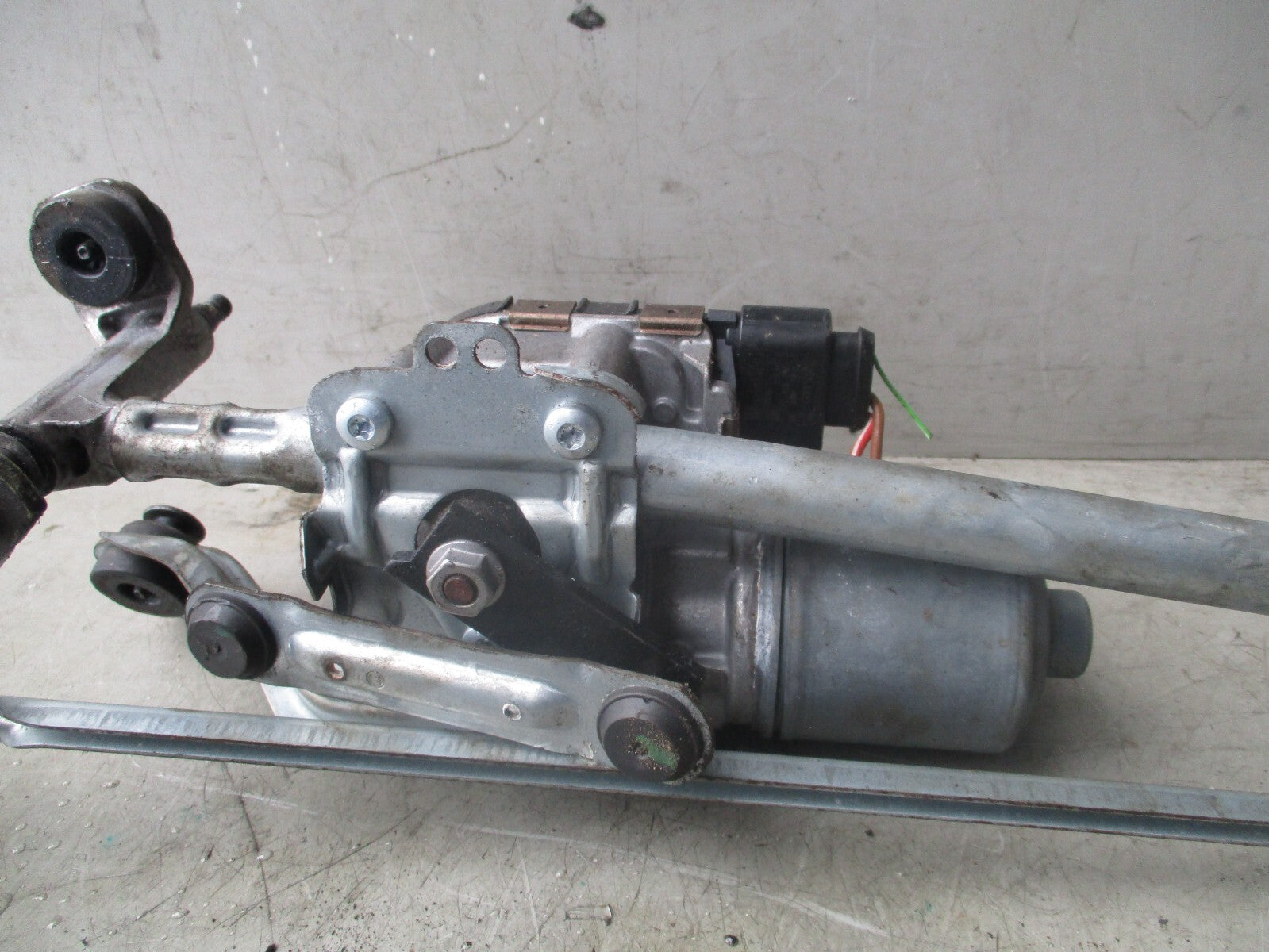 2019 VW VOLKSWAGEN GOLF REAR WINDSCREEN WIPER MOTOR 3397021868 (ref s)