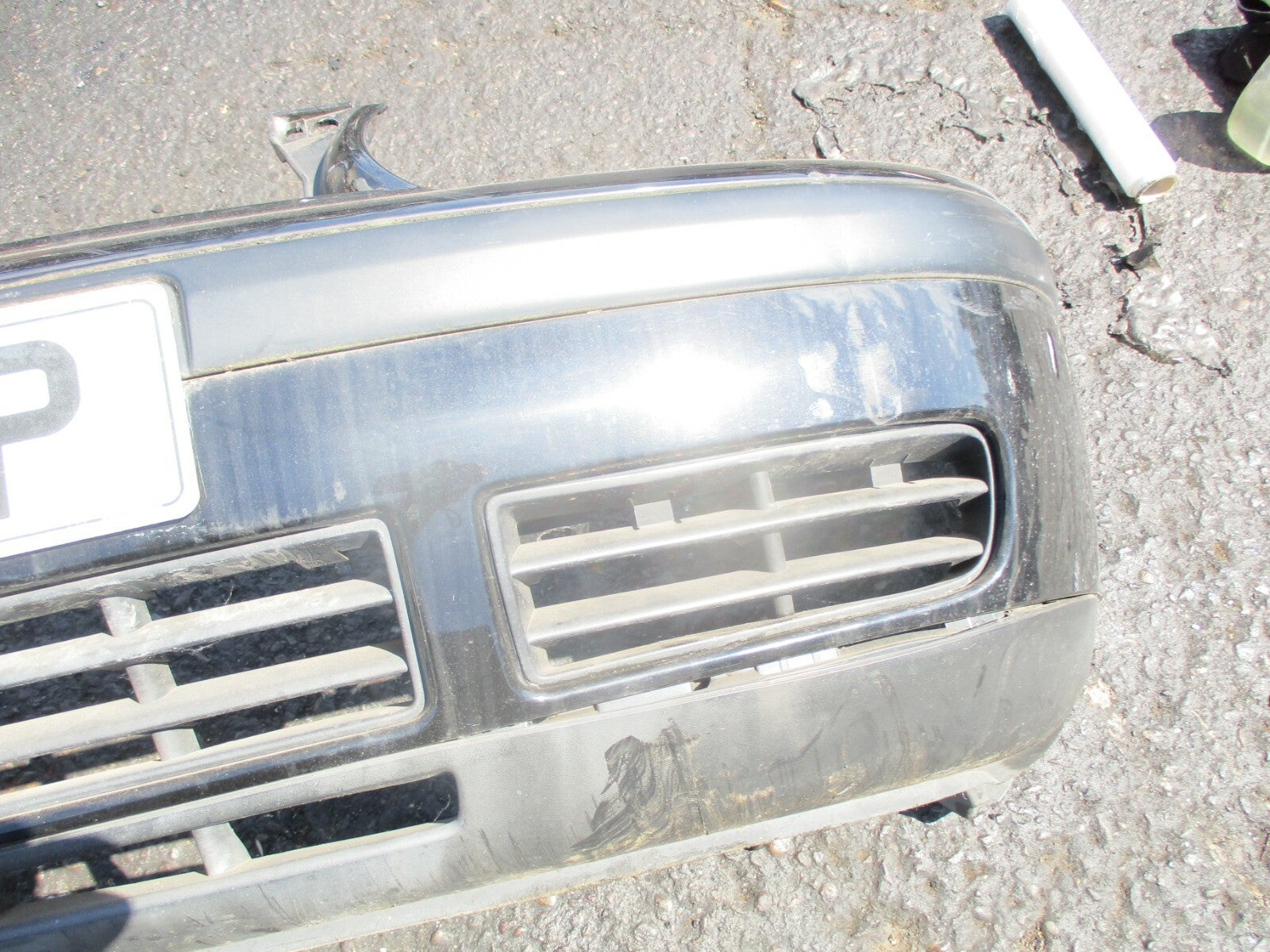 VW VOLKSWAGEN GOLF CABRIO 1998 FRONT PLASTIC BUMPER CENTRE PASSENGER GRILL BLACK