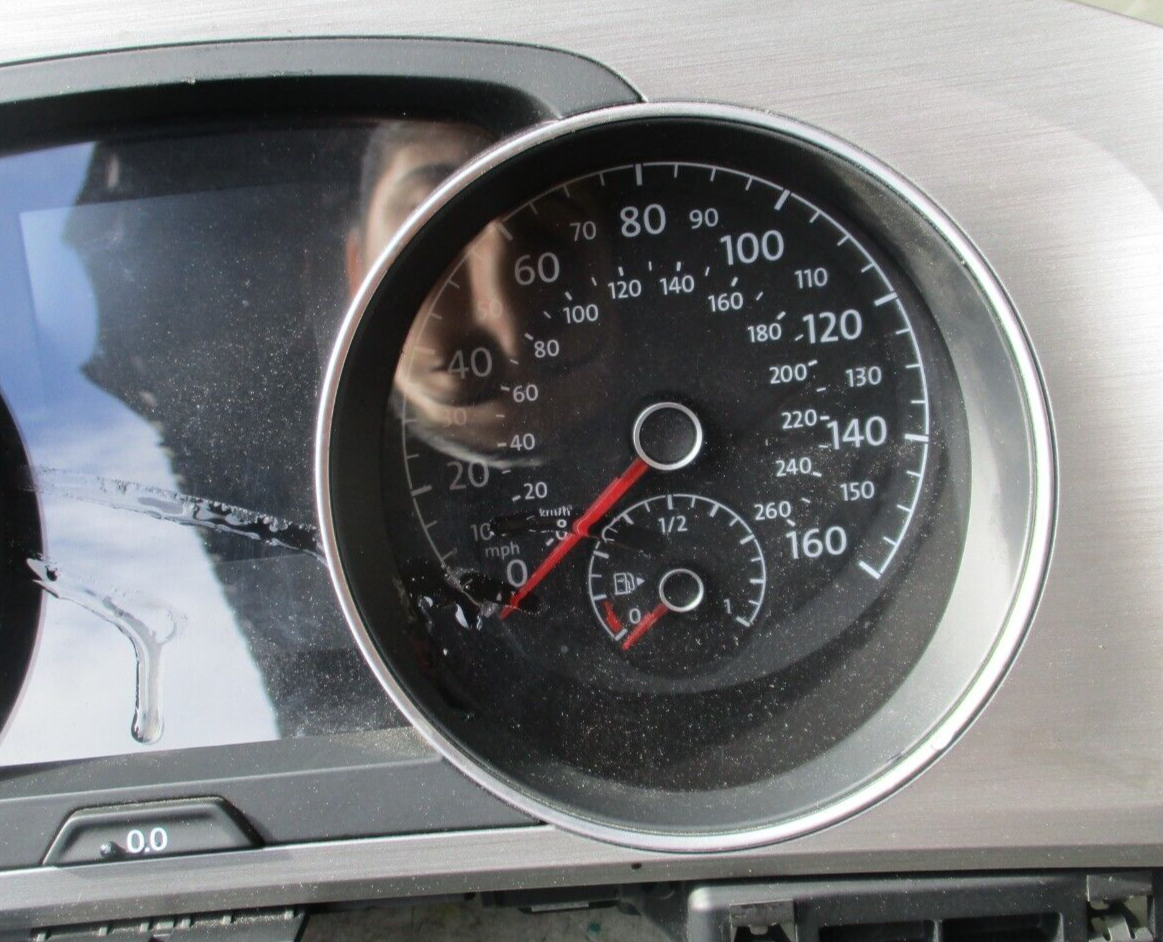 VW VOLGSWAGEN GOLF SPEEDOMETER INSTRUMENT CLUSTER 5G1920940B